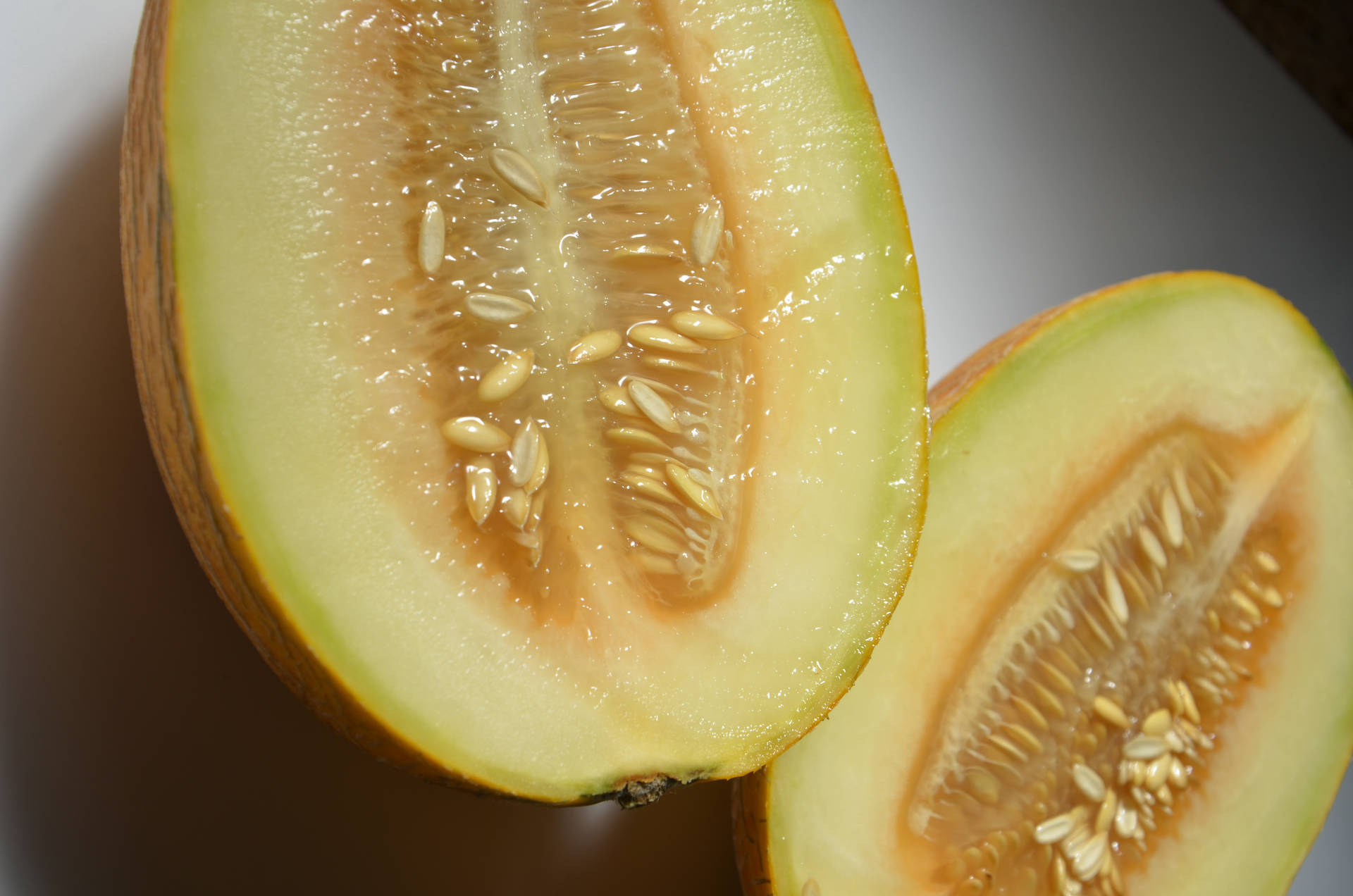 Vibrant and Fresh Honeydew Melon Wallpaper