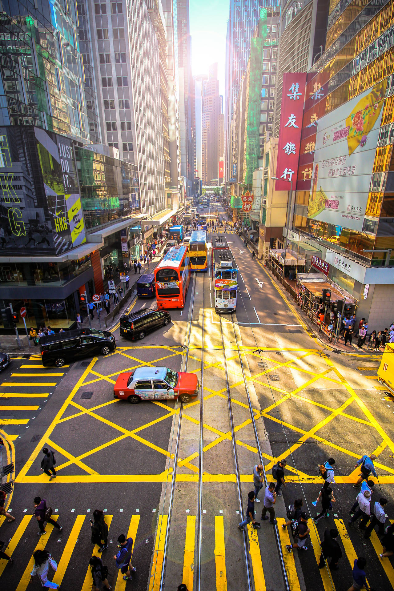Et gadebillede fra Hongkong med gule markeringer som vægmaleri. Wallpaper