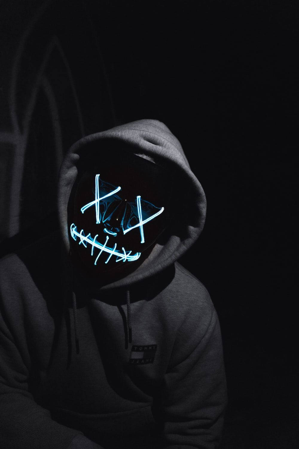 Dreng i hoodie med elektronisk maske livlig tapet Wallpaper