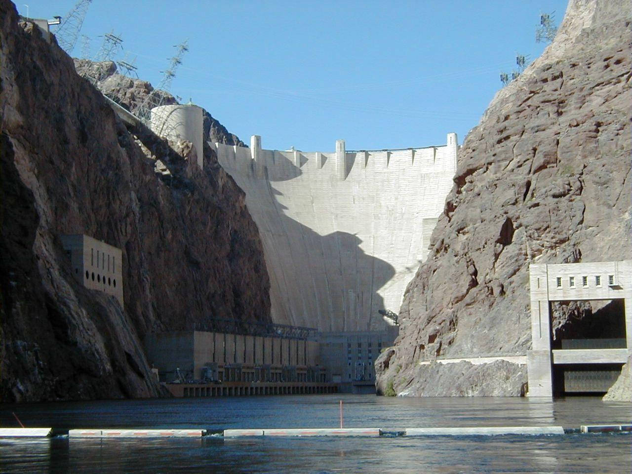 Imponentehoover Dam Visto Magnificamente Al Tramonto. Sfondo