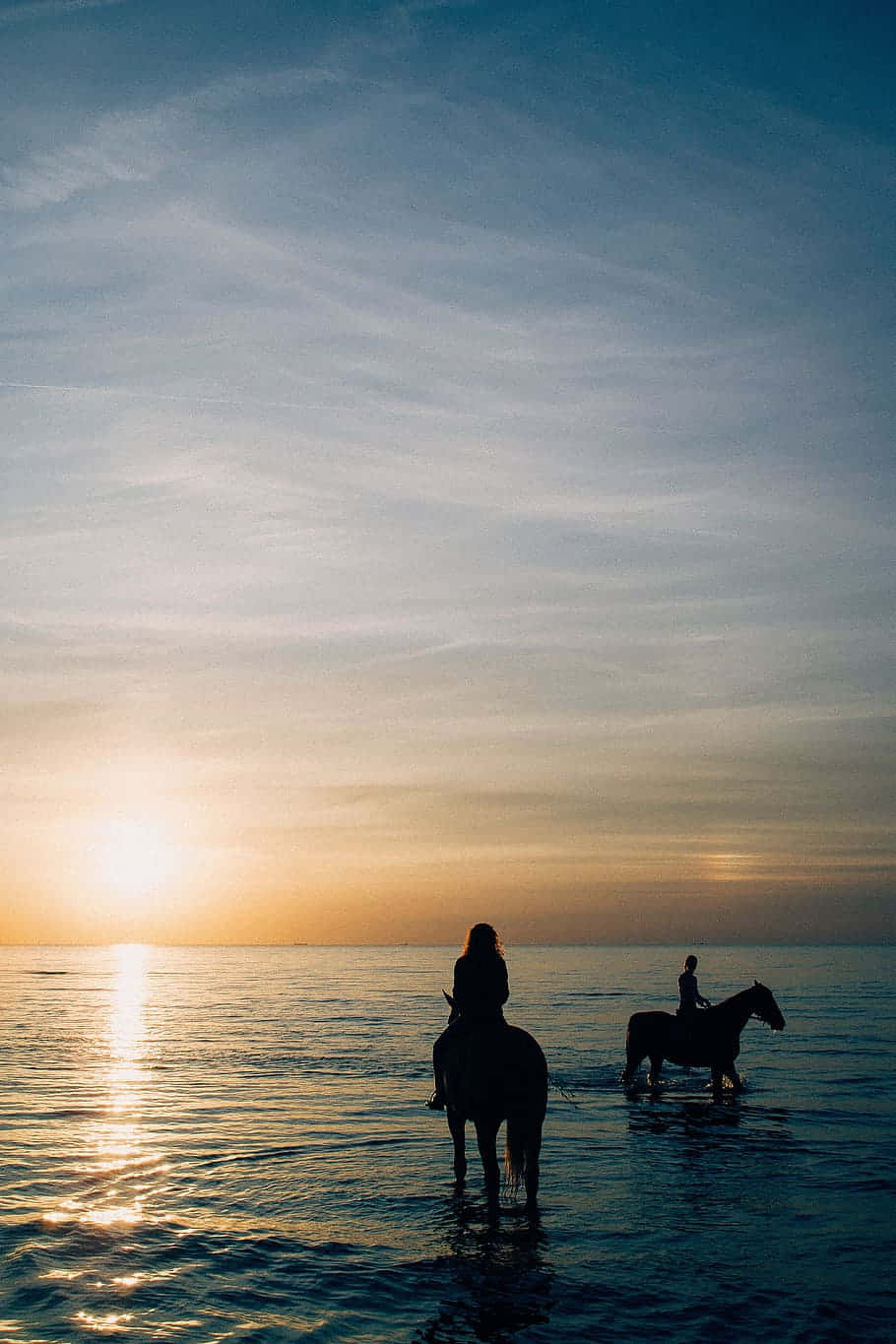 Piger på hest tilbage på stranden Wallpaper