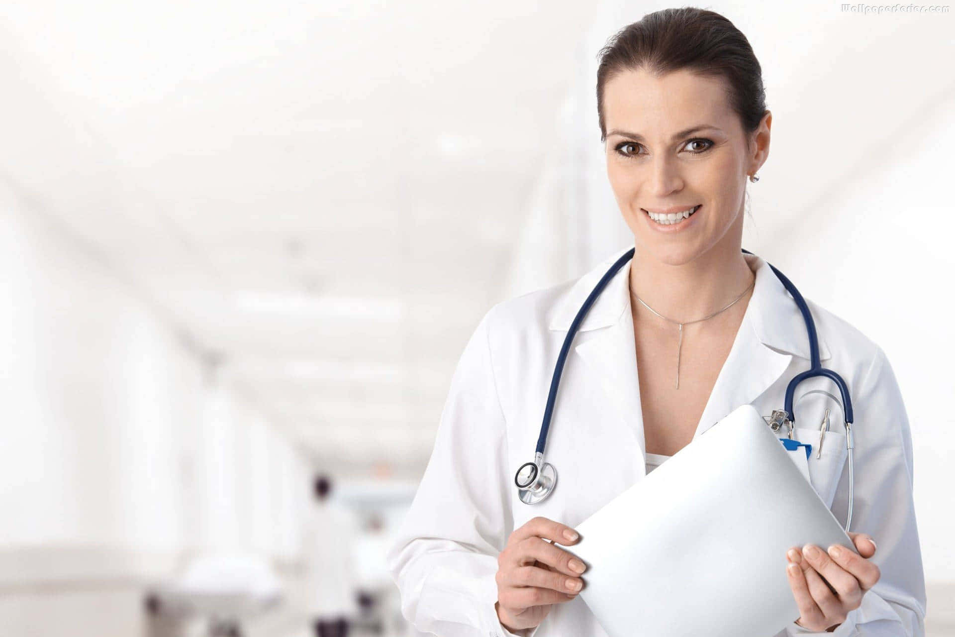 Enkvindelig Læge Holder En Hvid Mappe