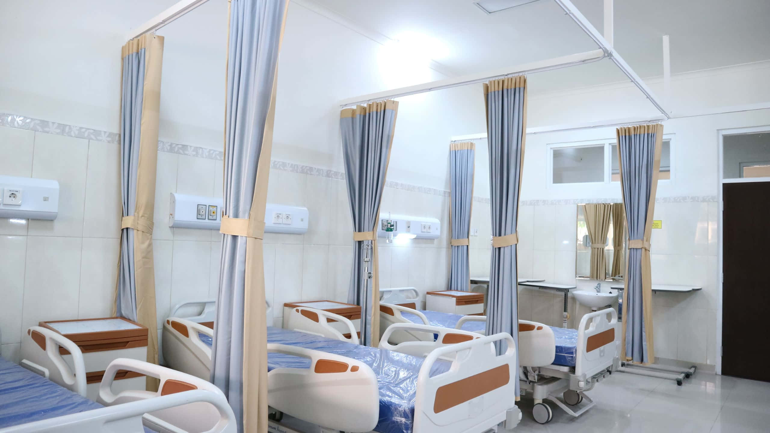 Einkrankenzimmer Mit Betten Und Vorhängen