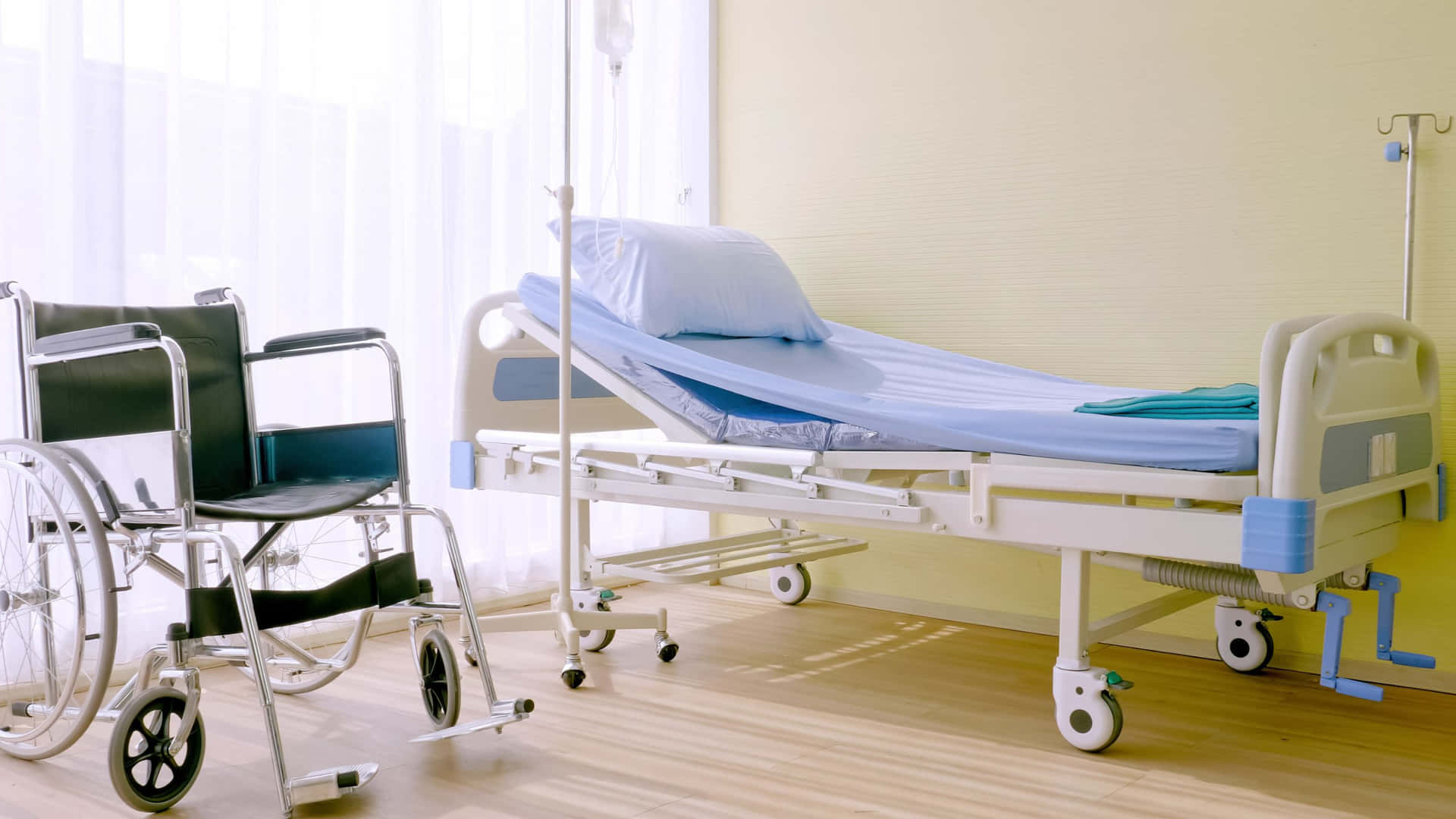 Krankenhausbettund Rollstuhl In Einem Raum