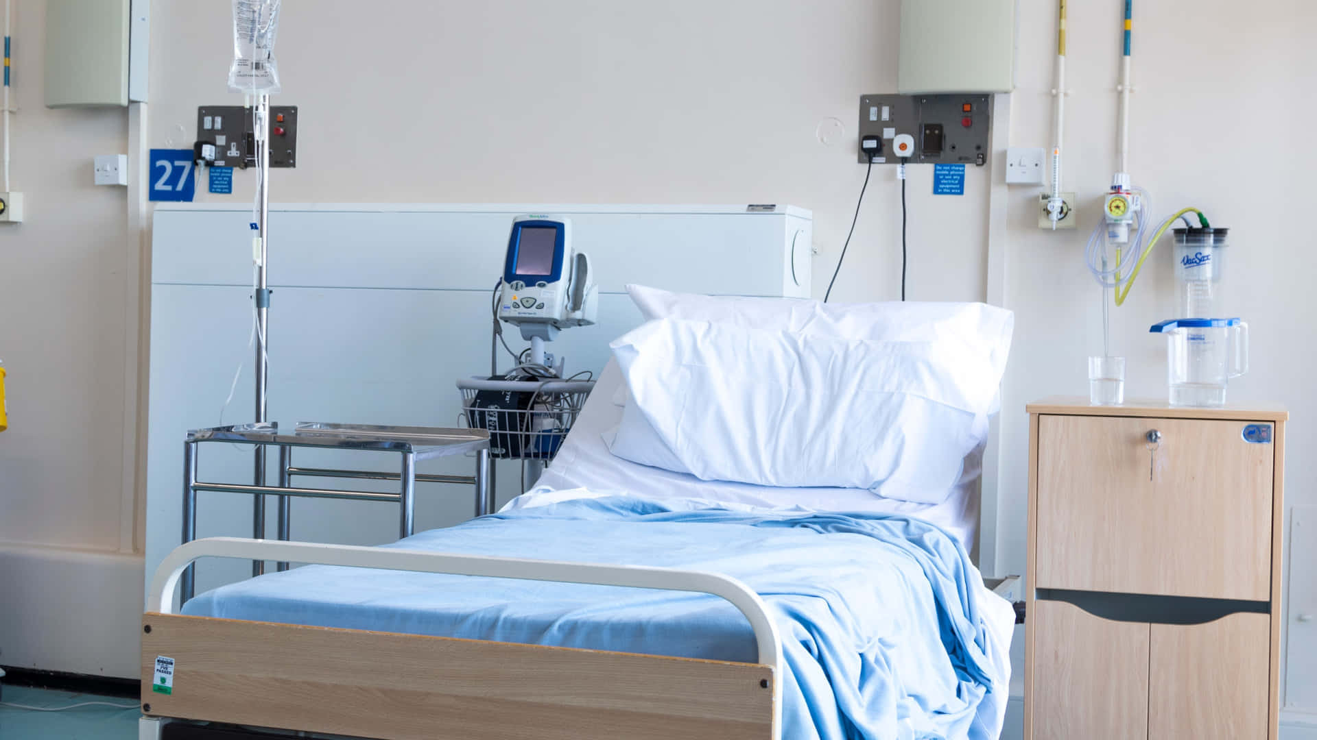 Einkrankenzimmer Mit Einem Bett Und Einem Monitor.
