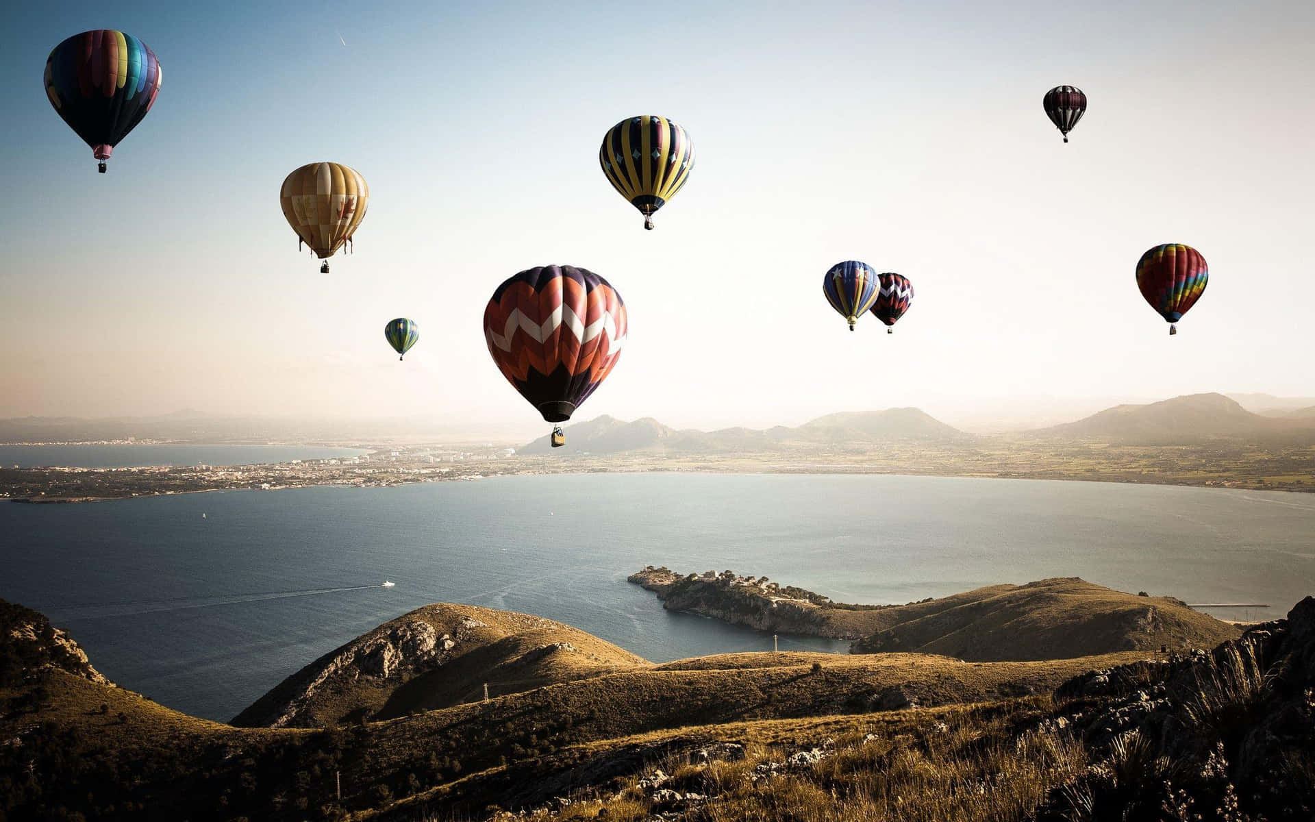 Varmluftsballonerflyver Over En Sø