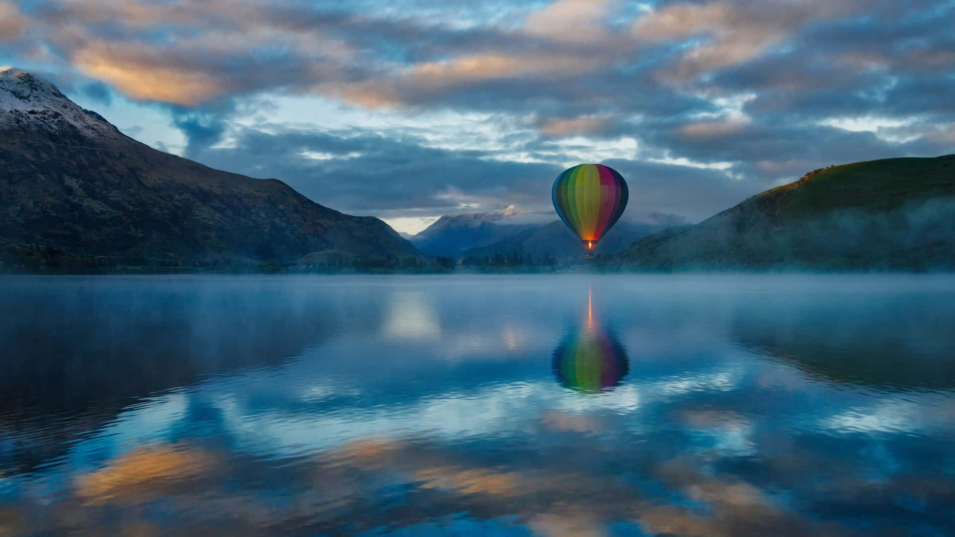 Billedeaf Farverige Varmluftsballoner, Der Svæver Gennem En Klar Himmel.