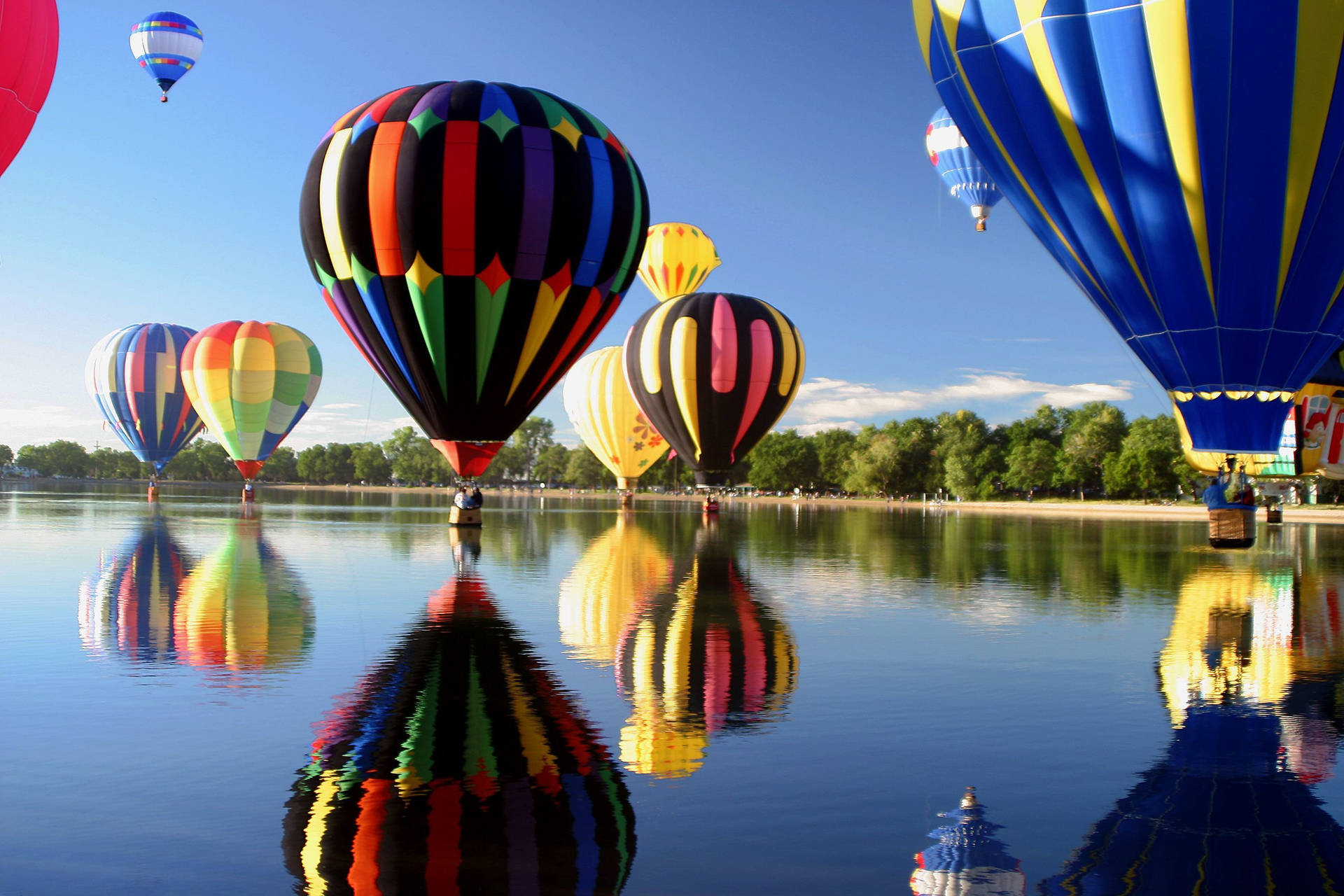 Hot Air Balloon Lake Landing Wallpaper