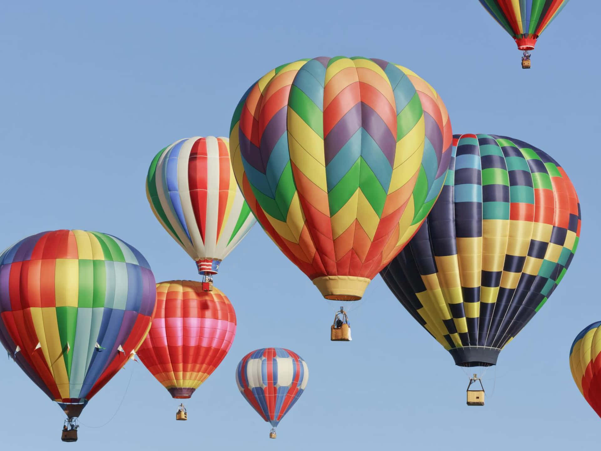 Engruppe Farverige Varmluftballoner Flyver På Himlen.