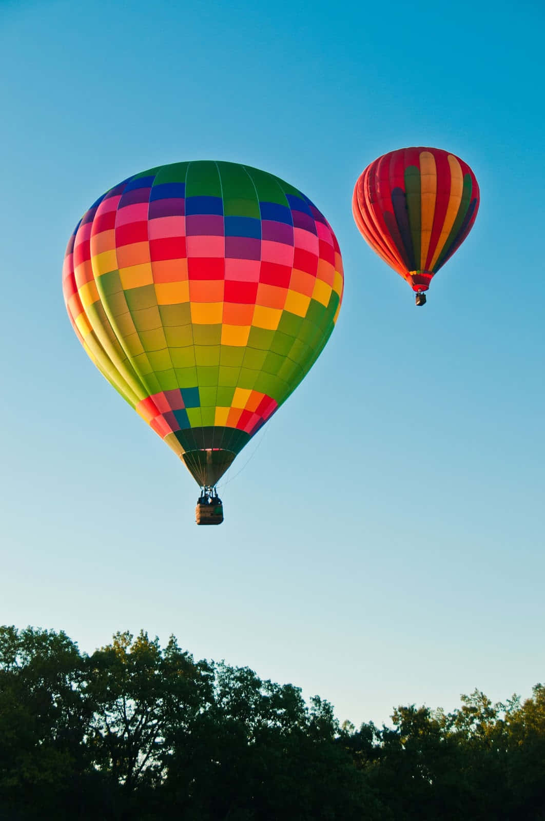Tvåfärgglada Varmluftsballonger Som Flyger På Himlen