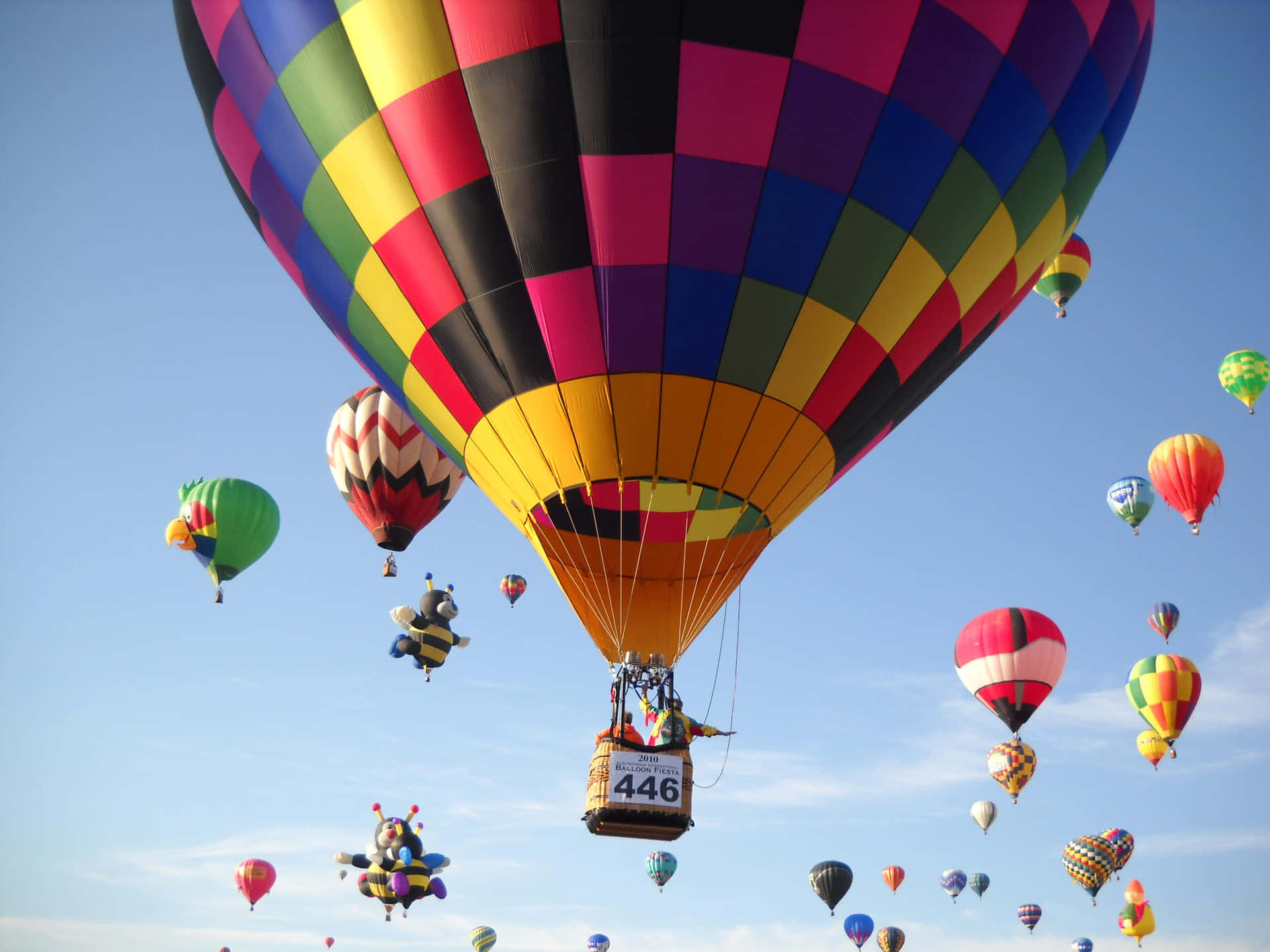 Balõesde Ar Quente Vintage Flutuando Sobre Uma Paisagem Colorida