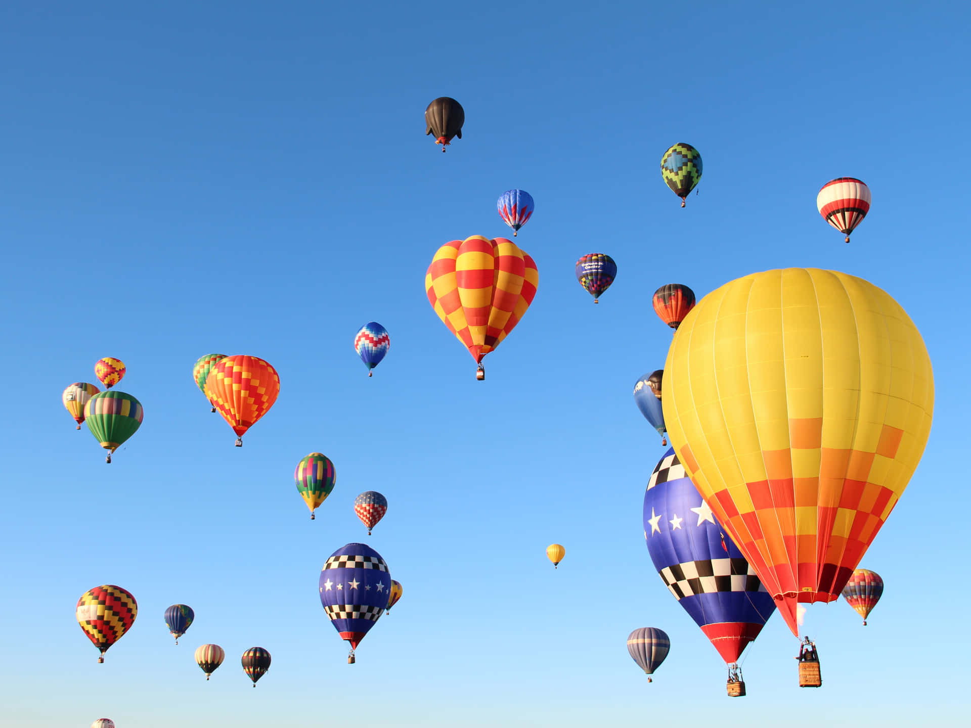 Engrupp Varmluftsballonger Som Flyger På Himlen
