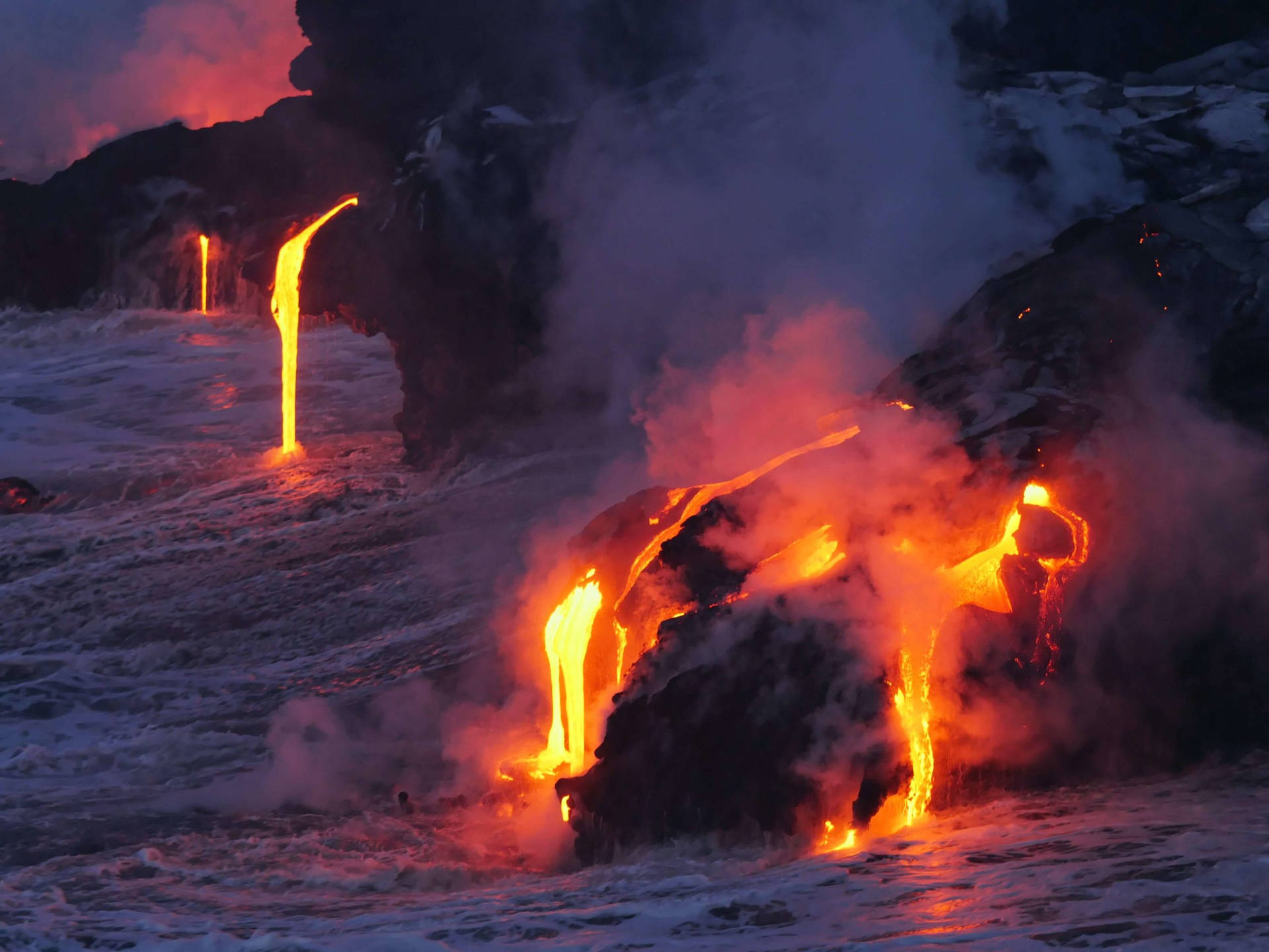 Glødende Lava Flydende Kilauea Vulkan Wallpaper