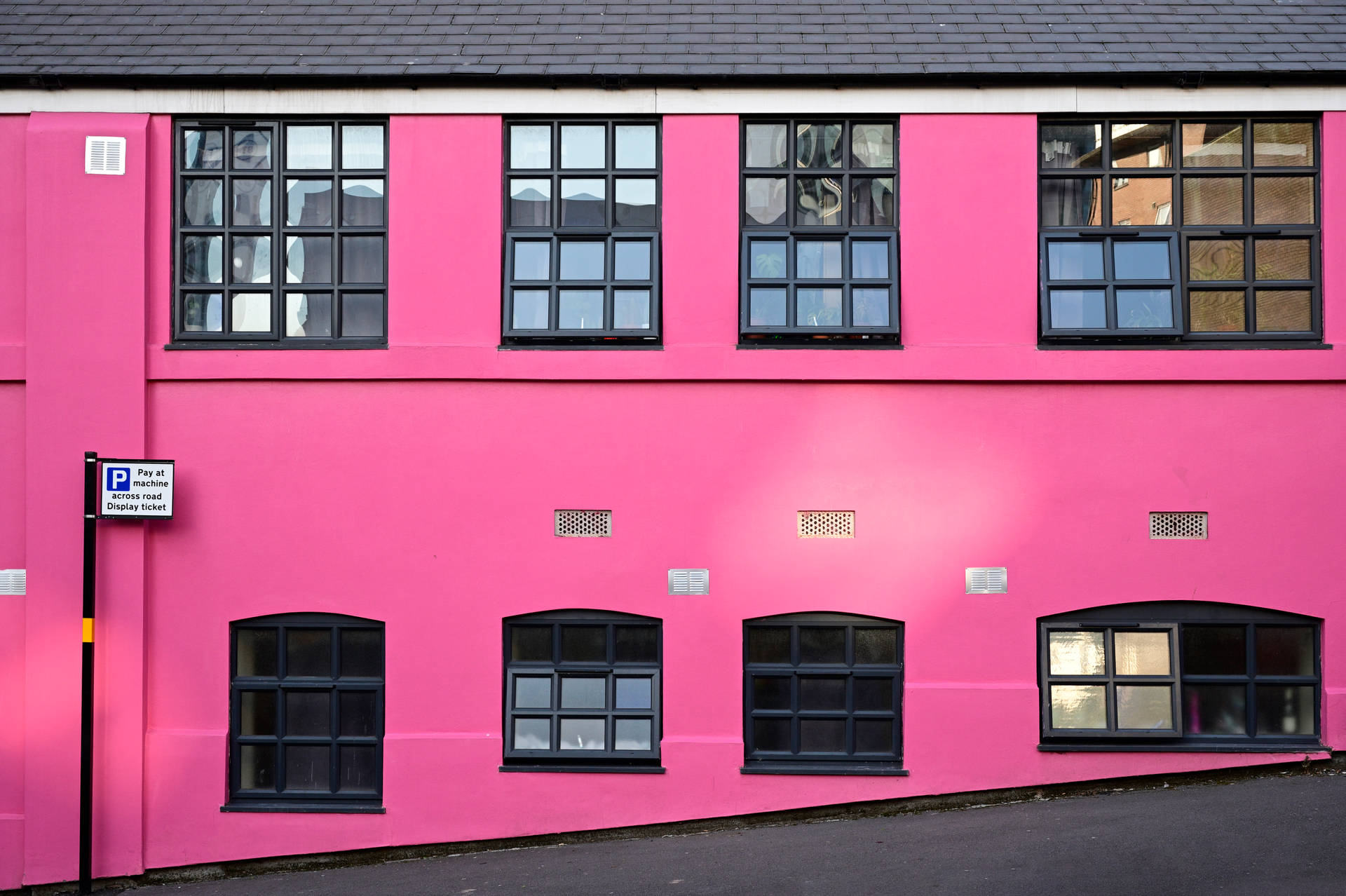 Hot Pink Bygning Pauseskærme Wallpaper