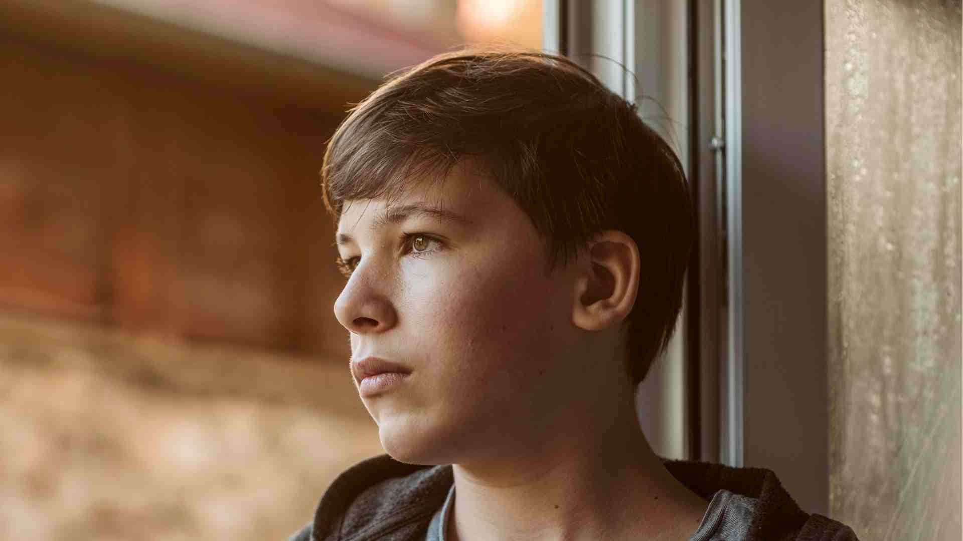 Varm teenager dreng ser ensom ud Wallpaper