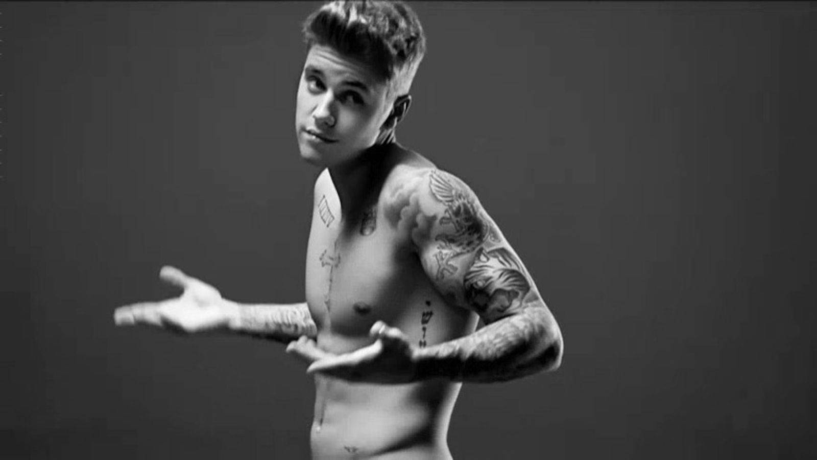 Justin Bieber shows off his toned physique Wallpaper