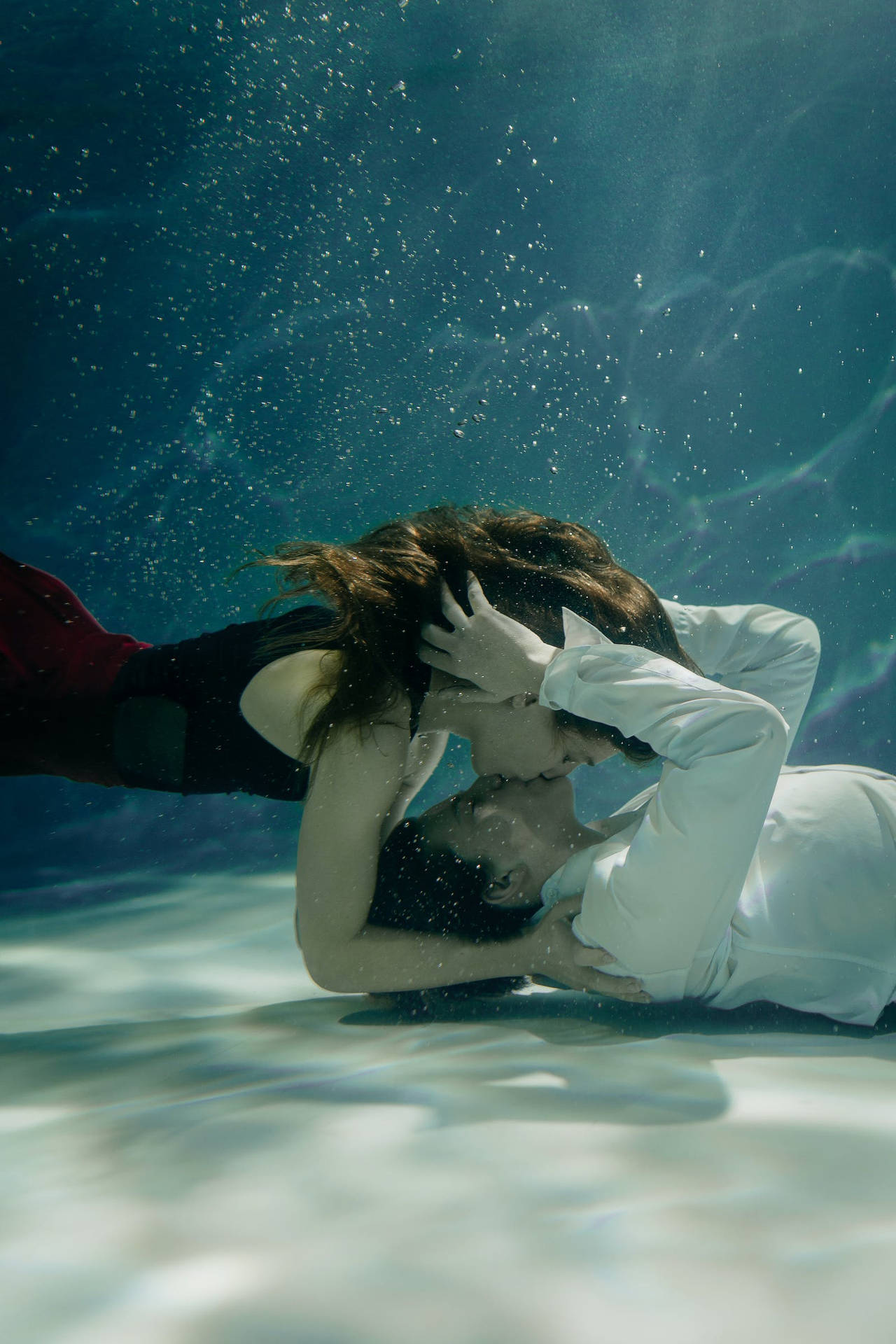 Hot Underwater Kiss Love Iphone Wallpaper