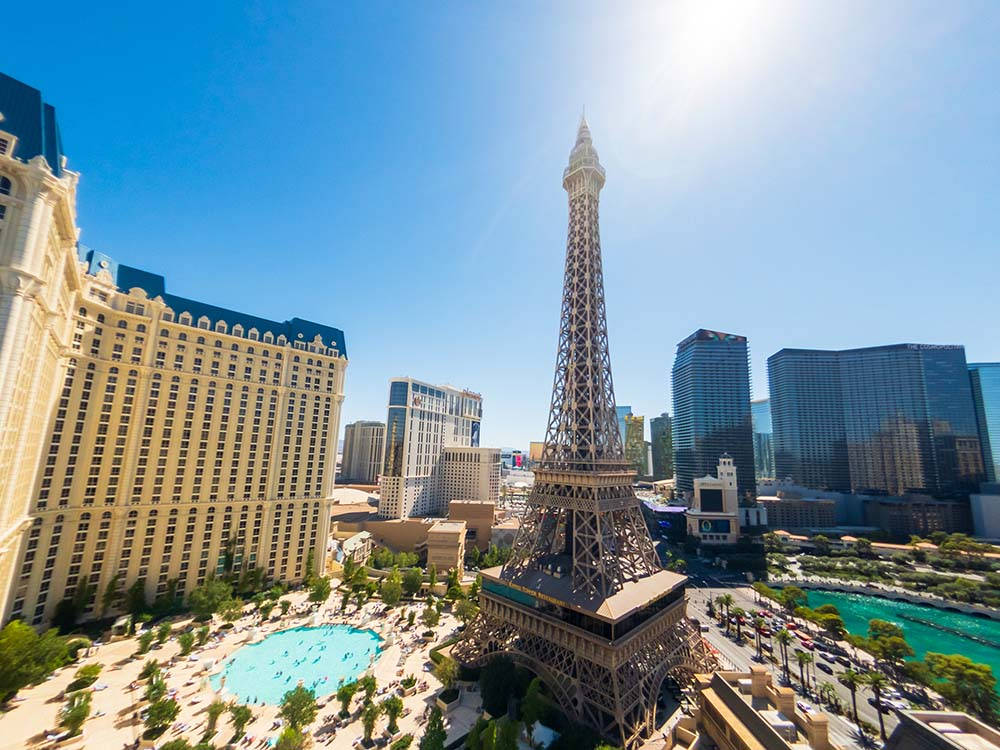 Edificiode Hotel Y Casino Con La Torre Eiffel En París Las Vegas. Fondo de pantalla
