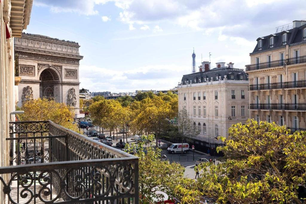 a balcony overlooking the arc de triomphe in paris Wallpaper