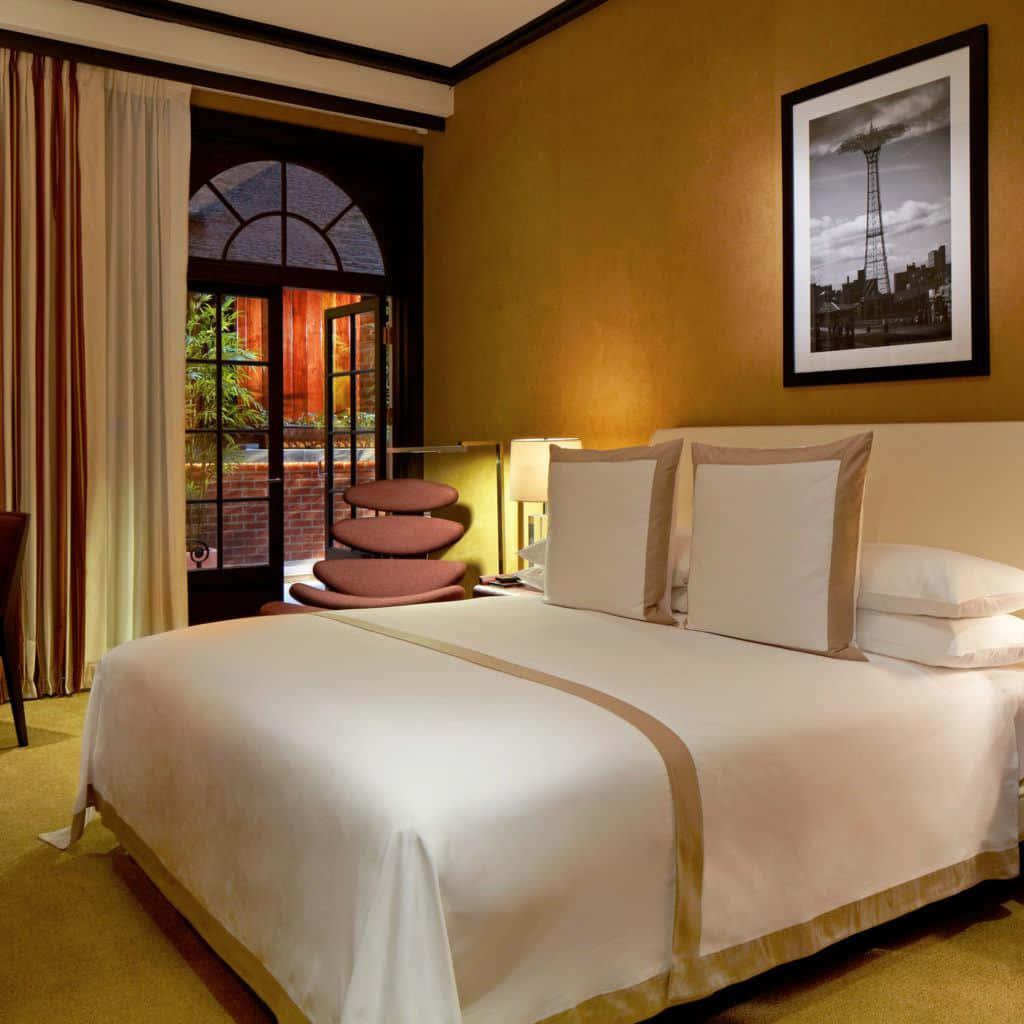 Elegant Hotel Room with Modern Furnishings