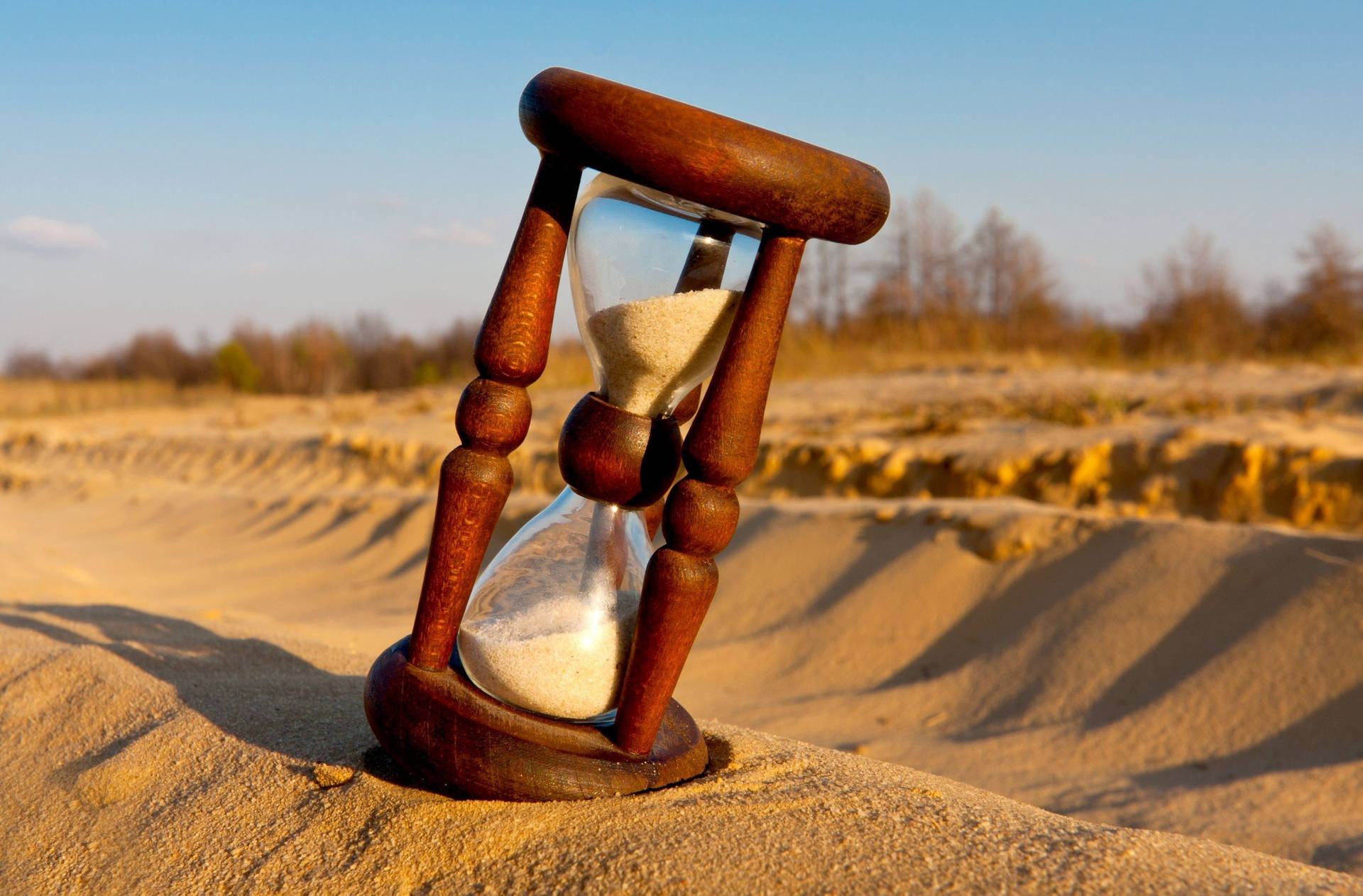 Hourglass On Small Sand Hill Tiempo Background Wallpaper