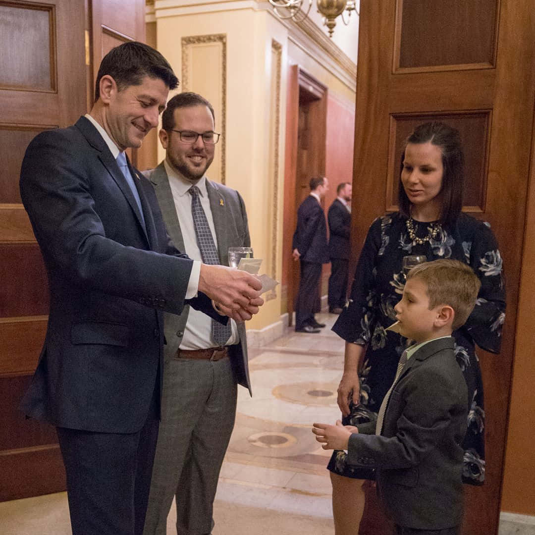 Housespeaker Paul Ryan Y Su Hijo. Fondo de pantalla