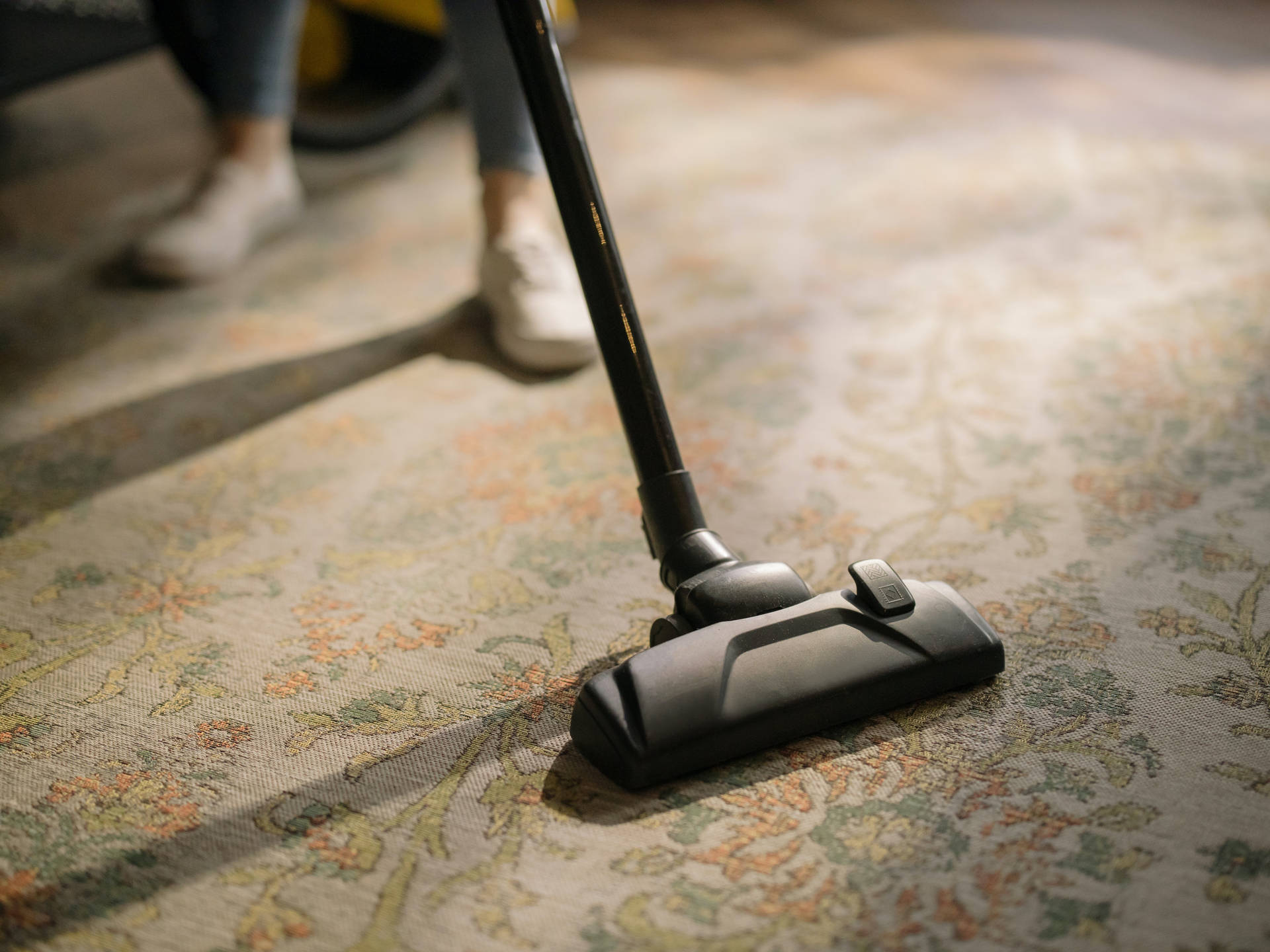 Housekeeper Vacuum Cleaner Floor Carpet Wallpaper