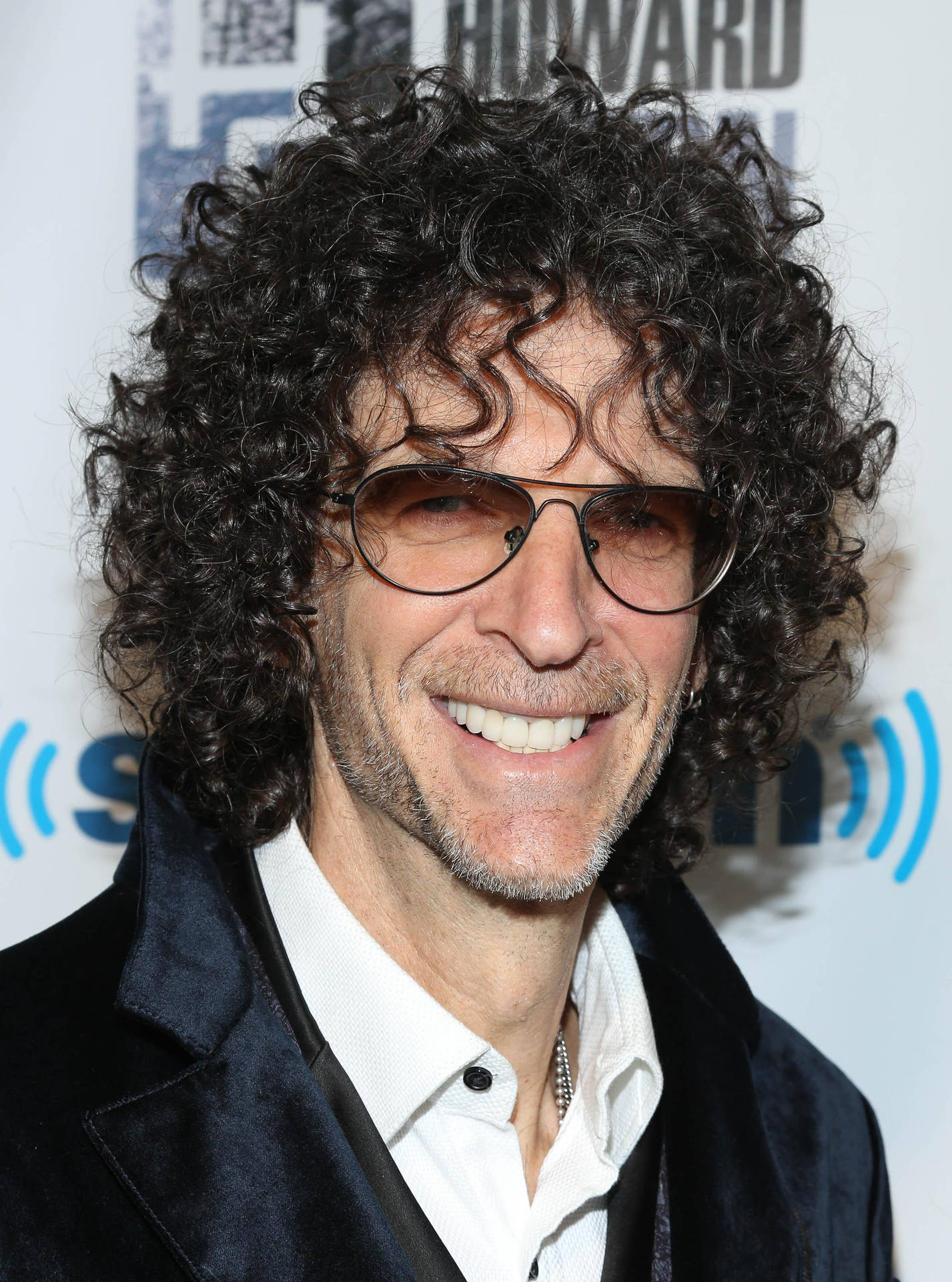 Howardstern Lockigt Hår (for A Computer Or Mobile Wallpaper Featuring A Photo Of Howard Stern With Curly Hair) Wallpaper