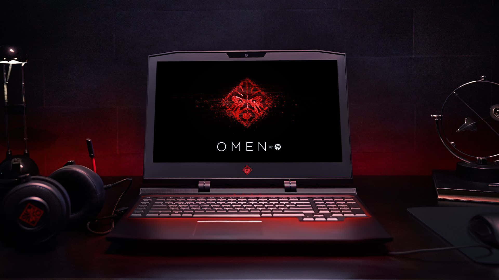 Unalaptop Con El Logo De Omen En Ella. Fondo de pantalla