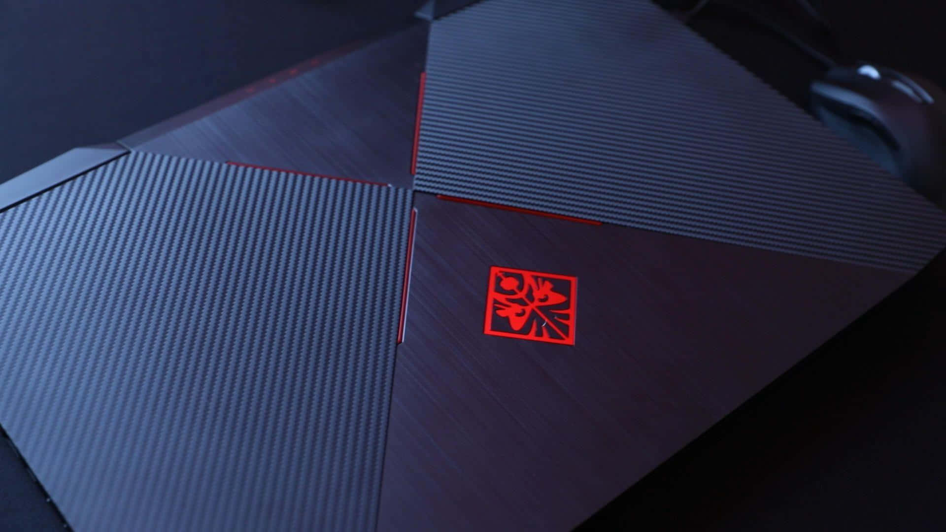 En gaming laptop med et rødt lys på det. Wallpaper