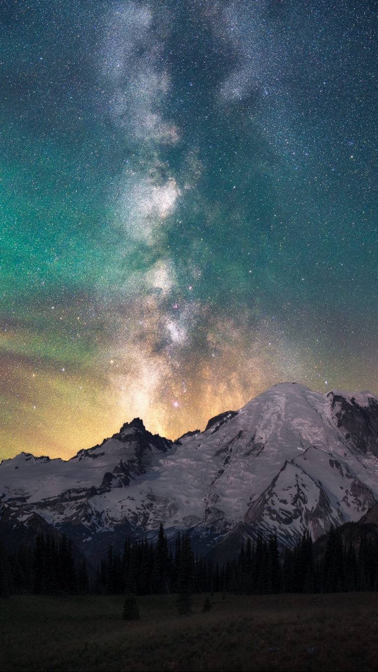 Huawei Honor bjergene om natten behandler dette dramatiske naturmotiv med en nøjagtig hastighed. Wallpaper