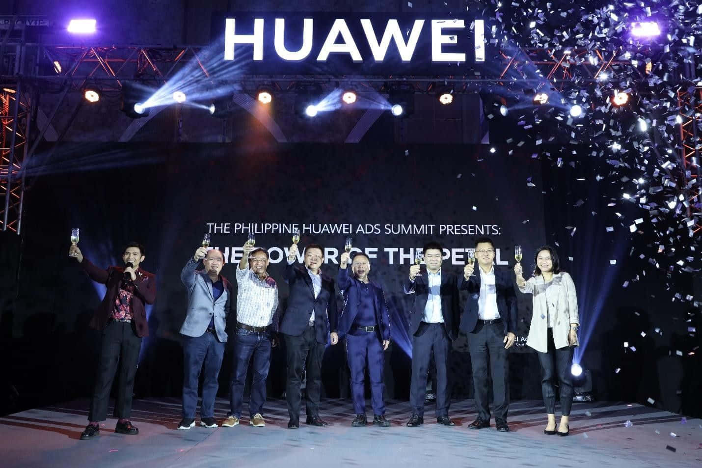 Unejecutivo Sosteniendo Un Smartphone Huawei.