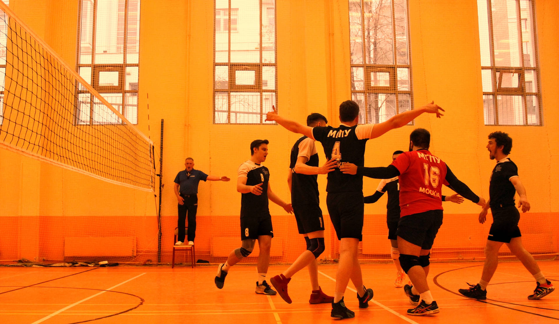 Huddle In Volleyball Court Wallpaper