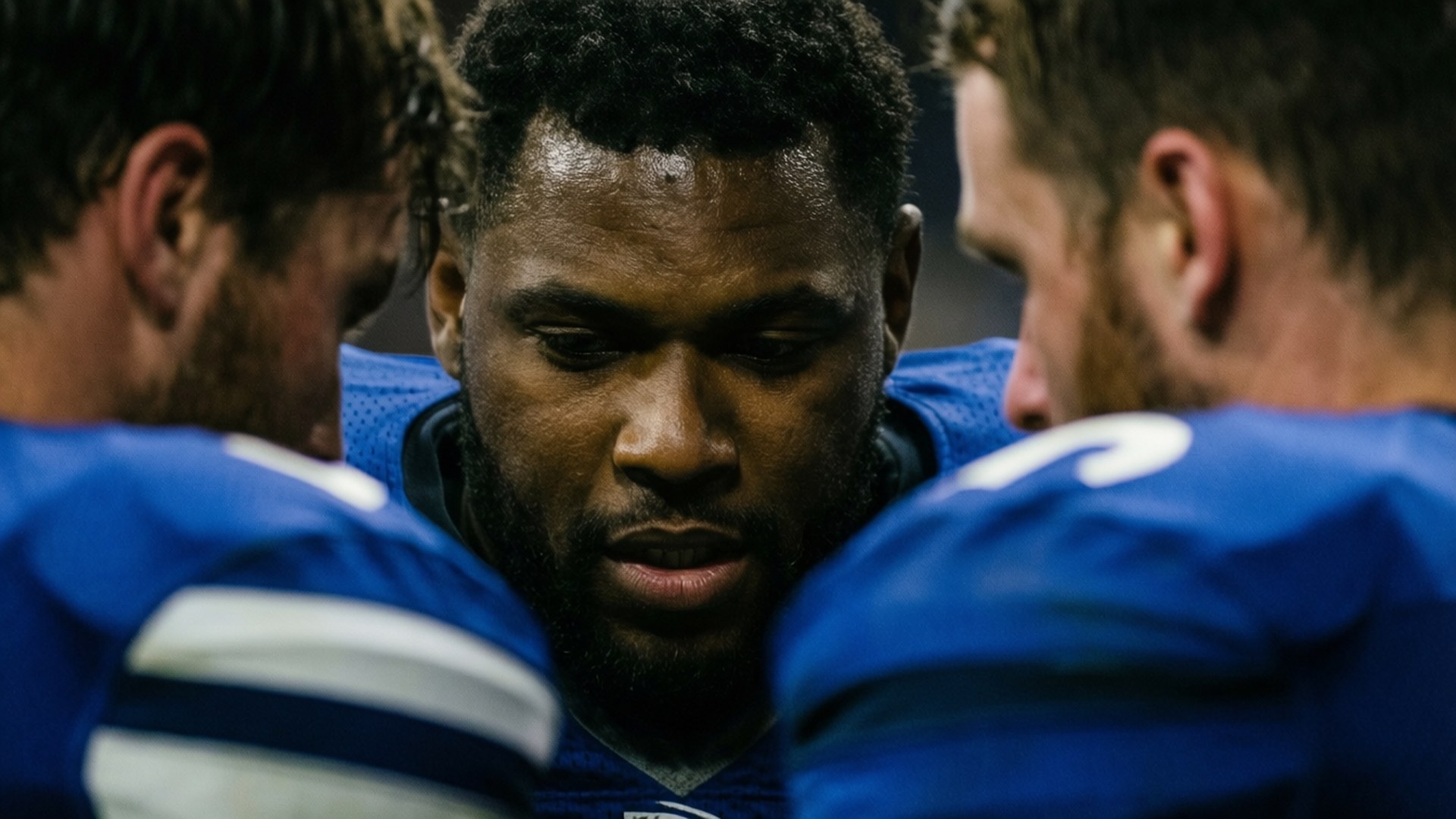 Tremaine Edmunds dalam huddle tim, fokus intens dan persahabatan.