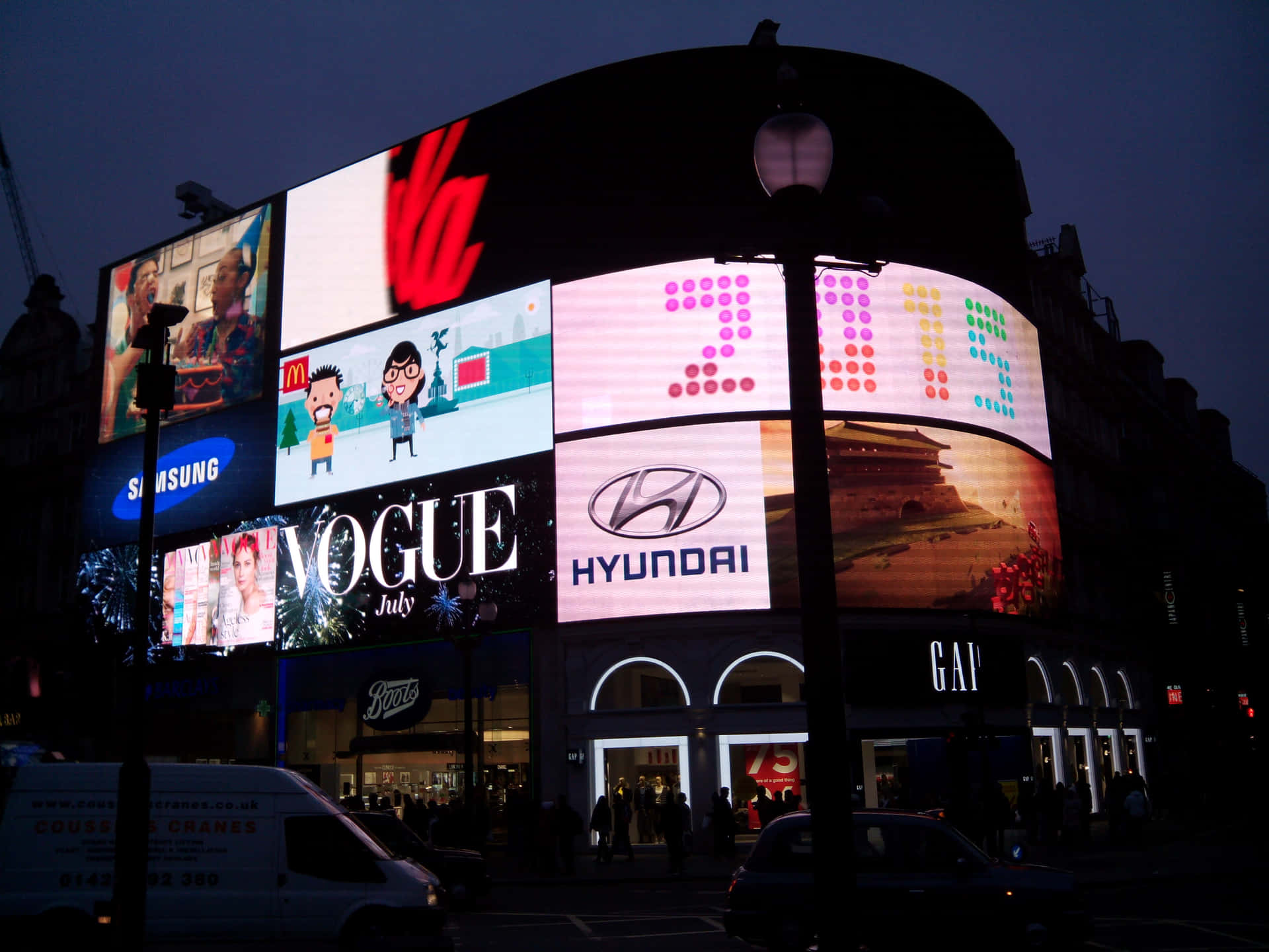 Store LED-skærme i det mørke Piccadilly Circus Wallpaper