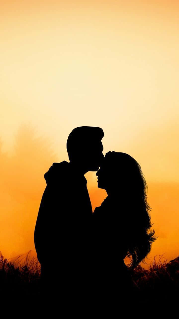 Silhuettav Ett Par Som Kysser Vid Solnedgången