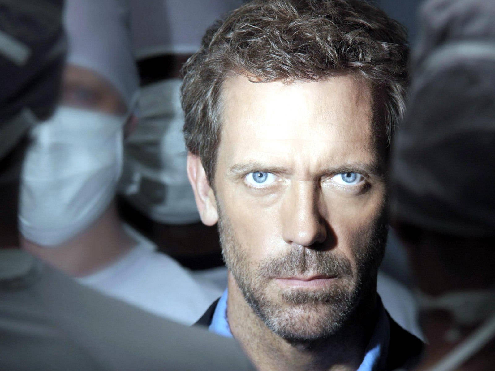 Hugh Laurie Discussing a Case with Medical Professionals Wallpaper