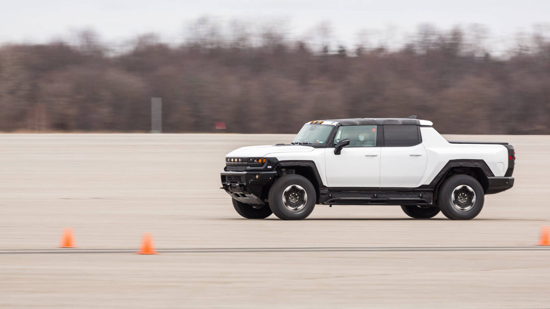 Driving Power: Hummer Dominates the Tarmac Wallpaper