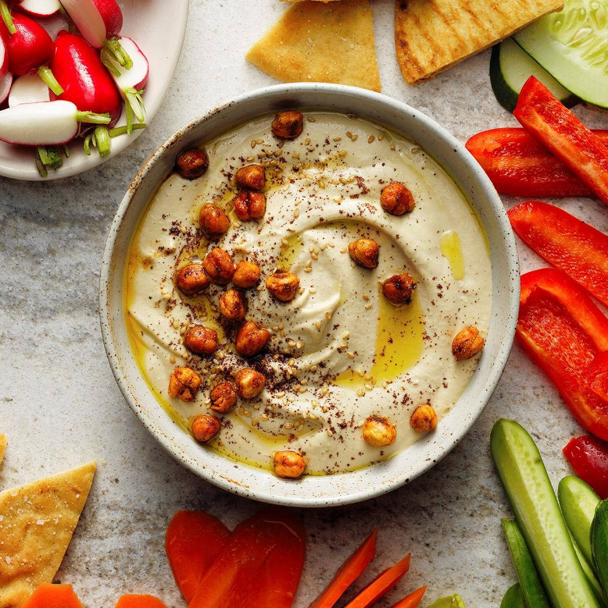 A wholesome bowl of hummus topped with nutritious brown chickpeas. Wallpaper
