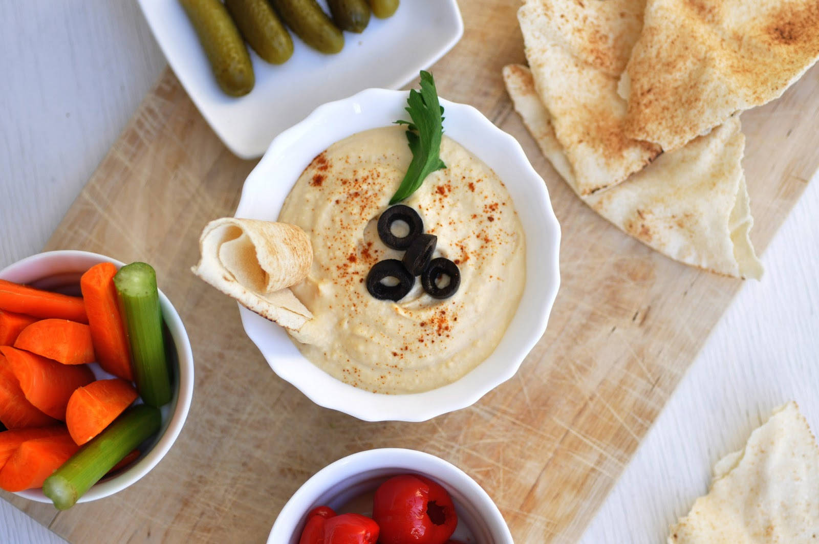Hummusmit Pita-brot Und Oliven Wallpaper