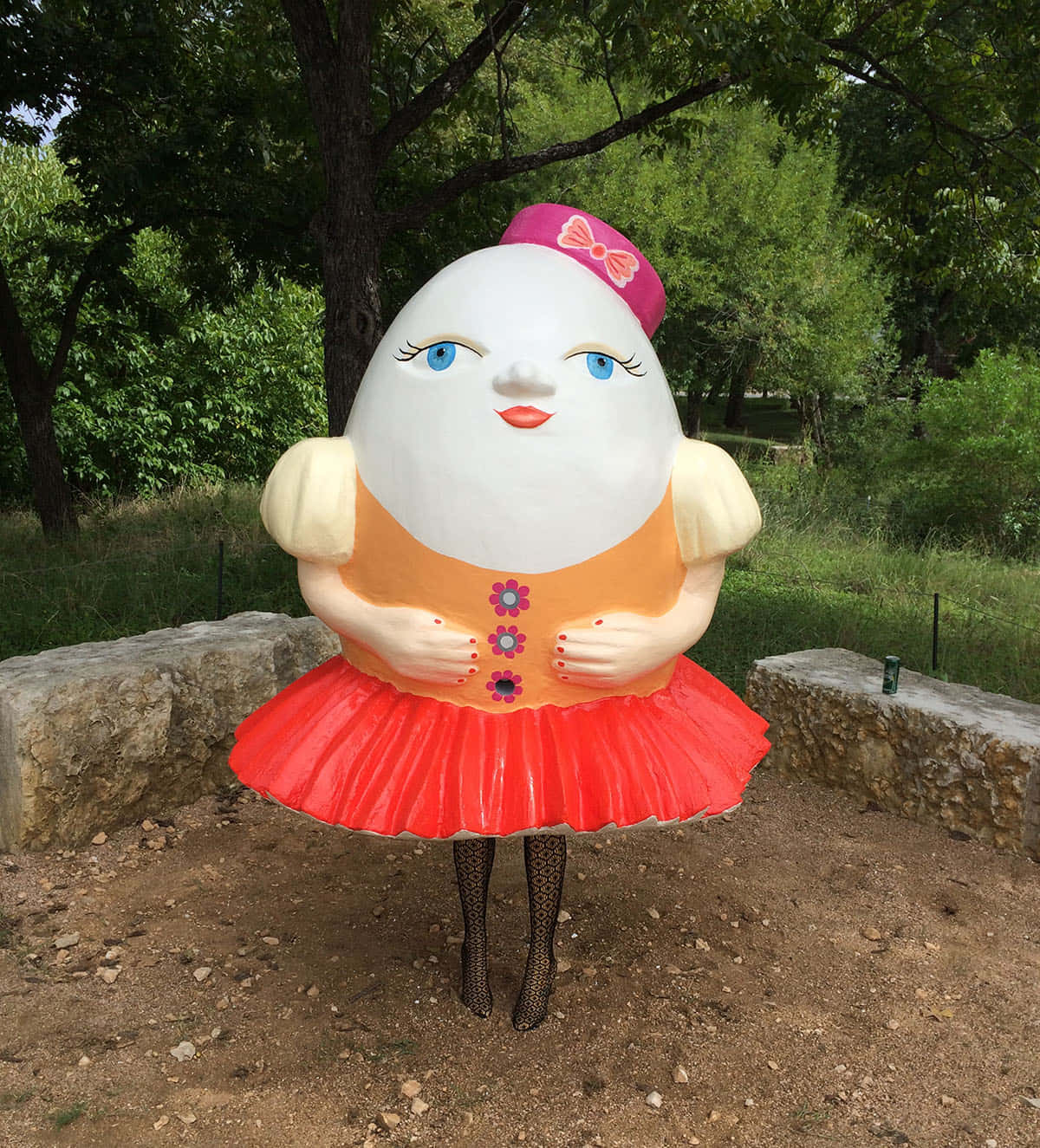 Imagende Una Estatua De La Chica Humpty Dumpty