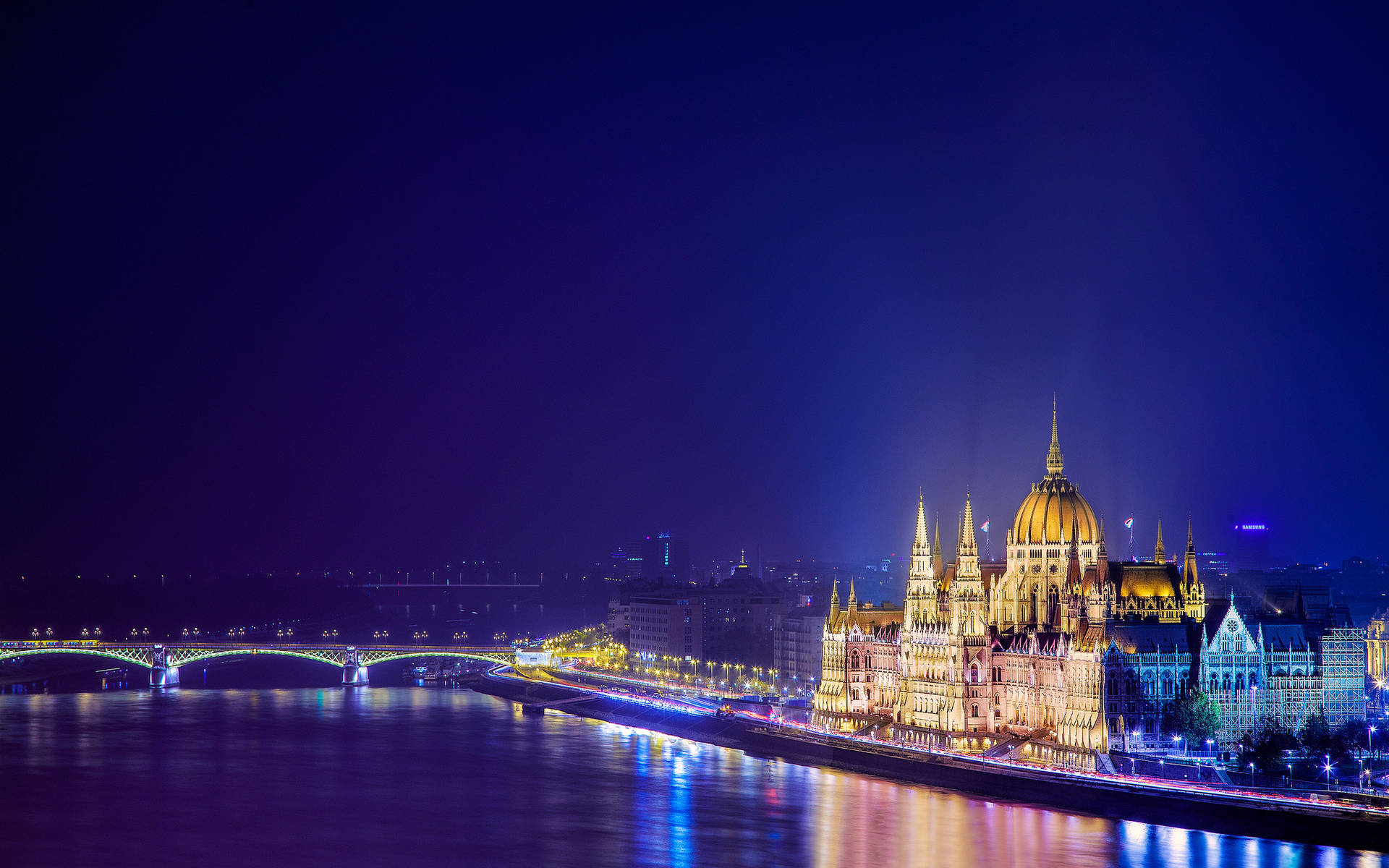 Den Ungarske Parlamentsbygning Om Natten Wallpaper
