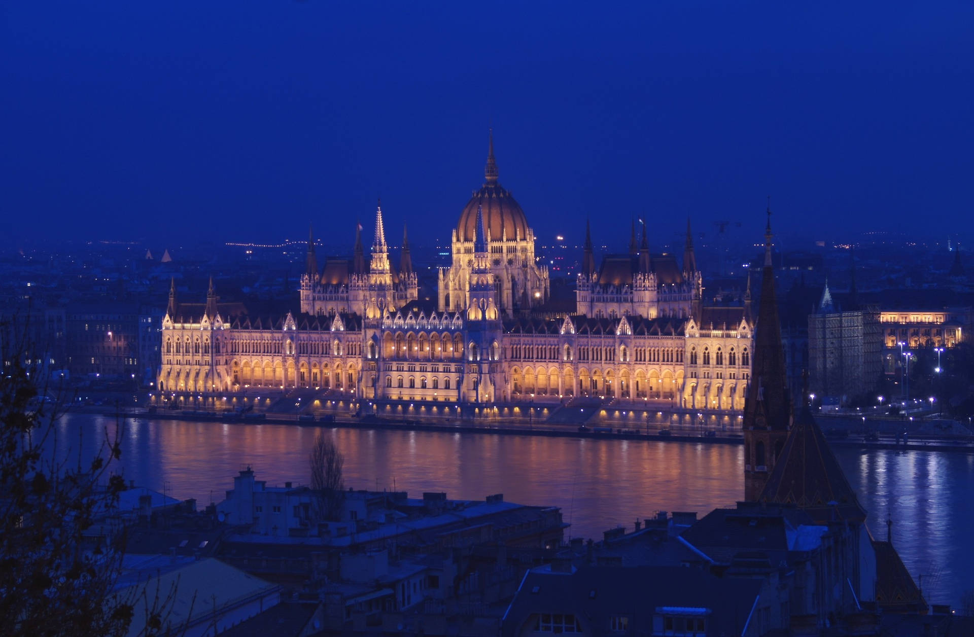 Ungarischesparlamentsgebäude Bei Nacht Wallpaper