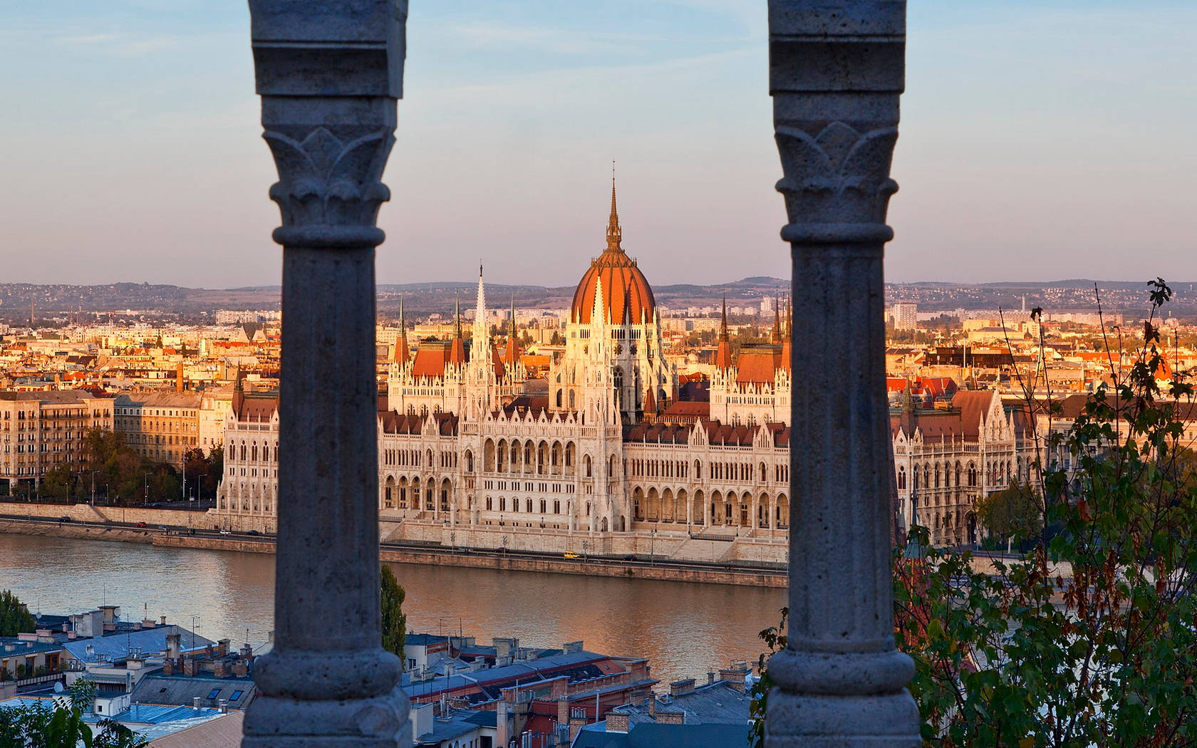 Edificio Del Parlamento Ungherese In Ungheria Sfondo