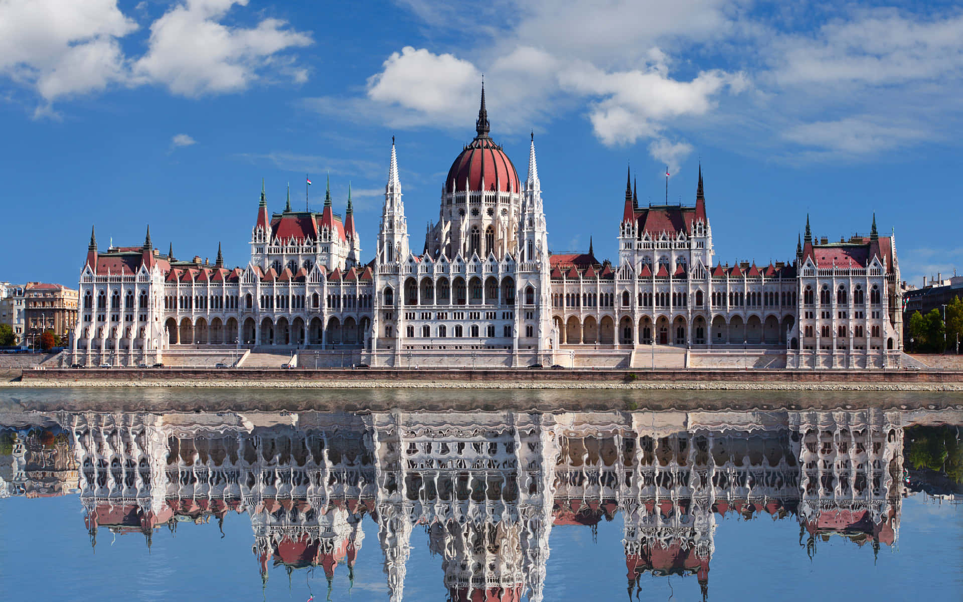 Reflejodel Lago En El Edificio Del Parlamento Húngaro Fondo de pantalla