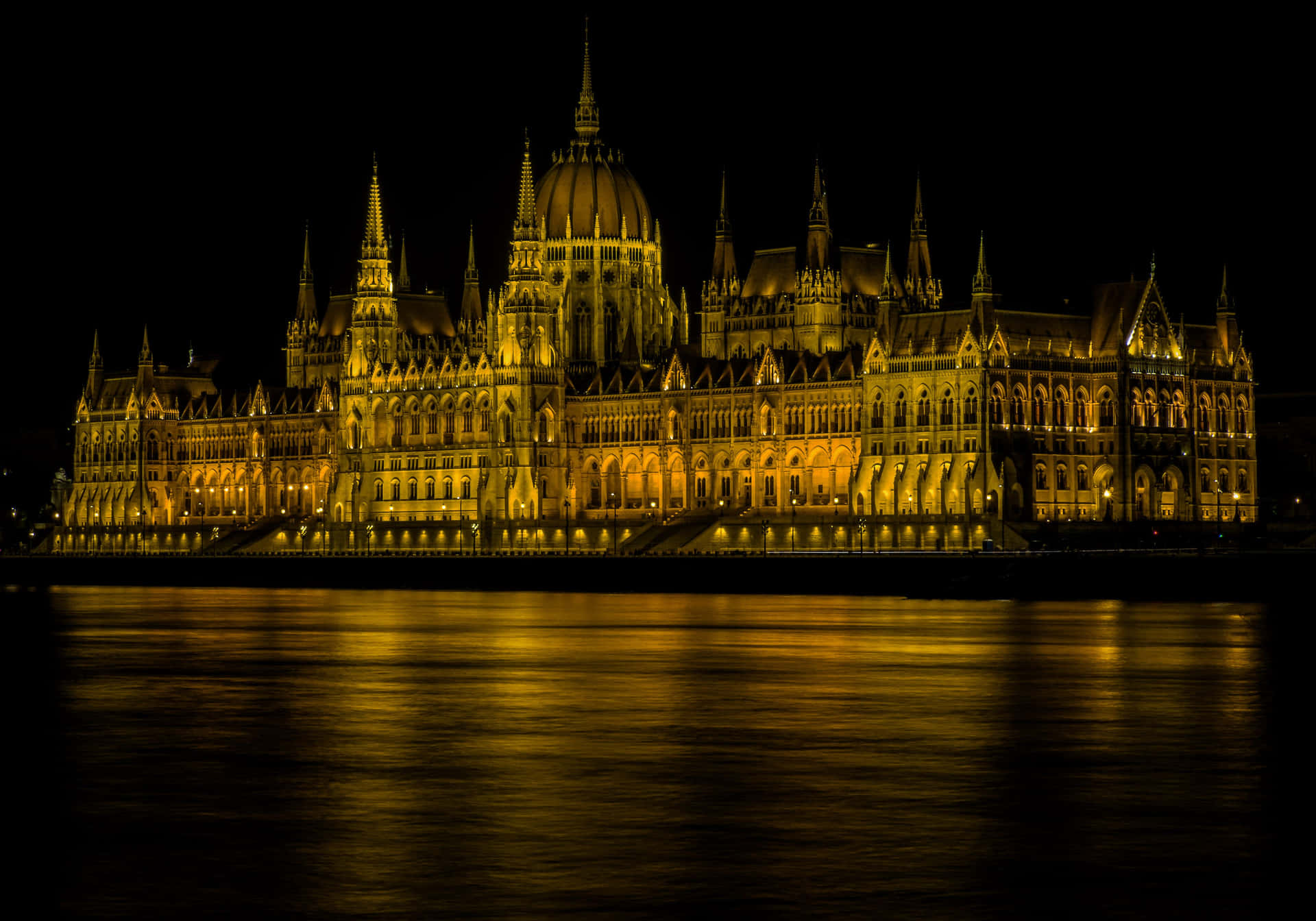 Iluminadospor La Noche, Los Edificios Del Parlamento Húngaro Son Un Espectáculo Digno De Contemplar. Fondo de pantalla