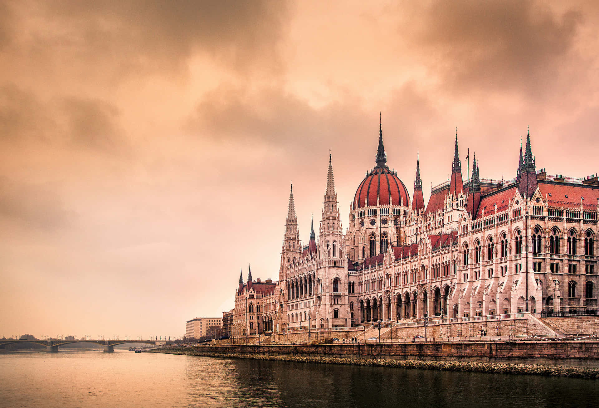Impresionanteatardecer En El Parlamento De Hungría Fondo de pantalla