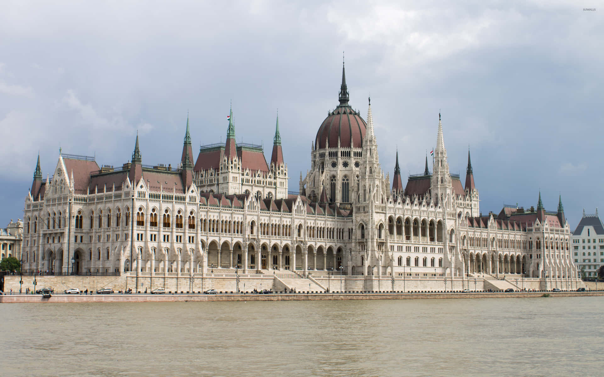 Edificiosdel Parlamento Húngaro Con Cielo Nublado. Fondo de pantalla