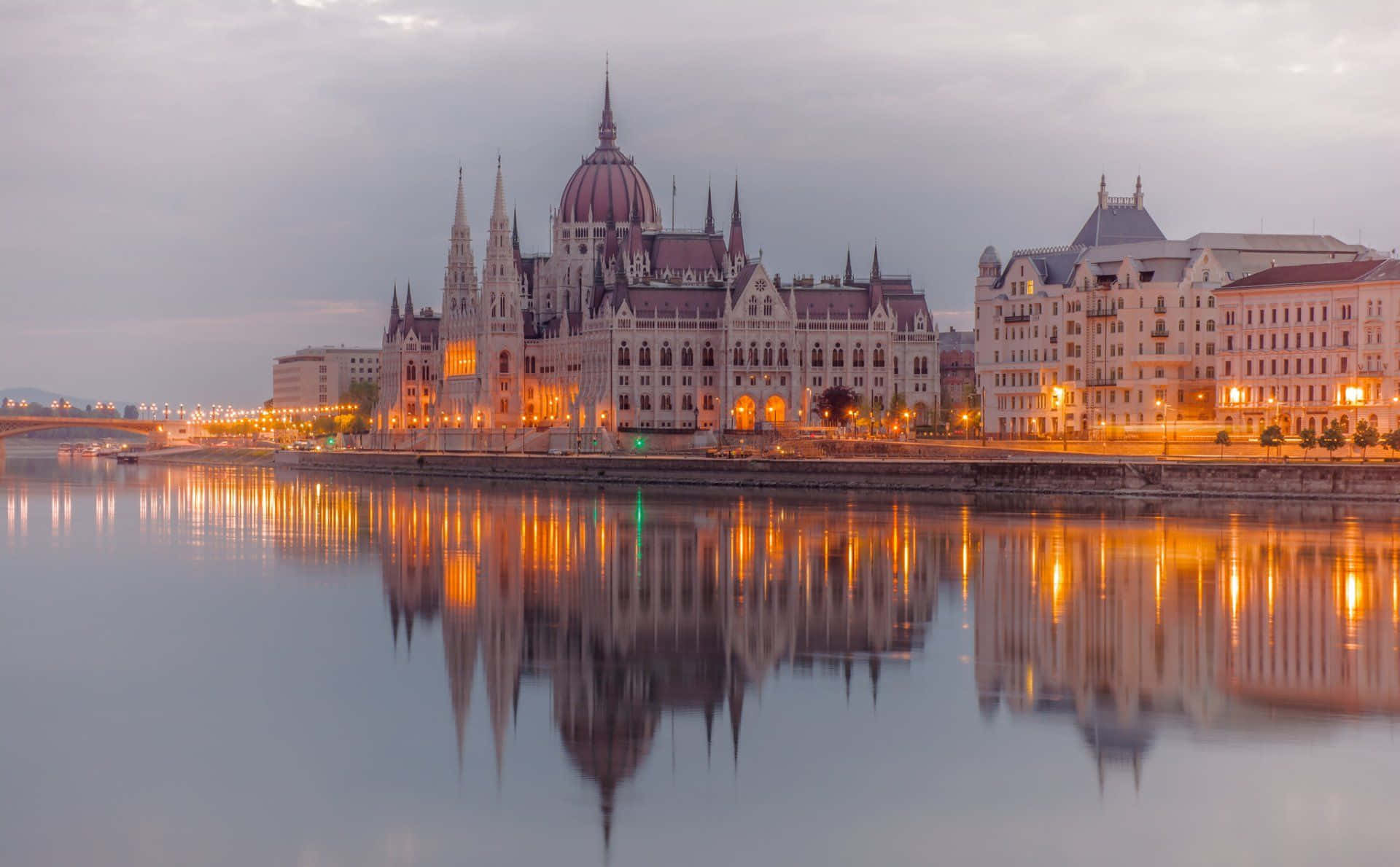 Edificiosdel Parlamento Húngaro Con Un Cielo Sombrío. Fondo de pantalla