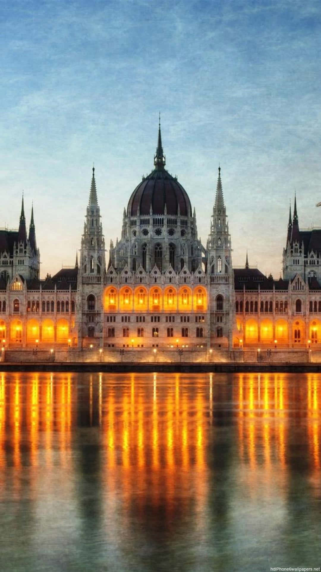 Edificiosdel Parlamento Húngaro Con Iluminación Naranja. Fondo de pantalla